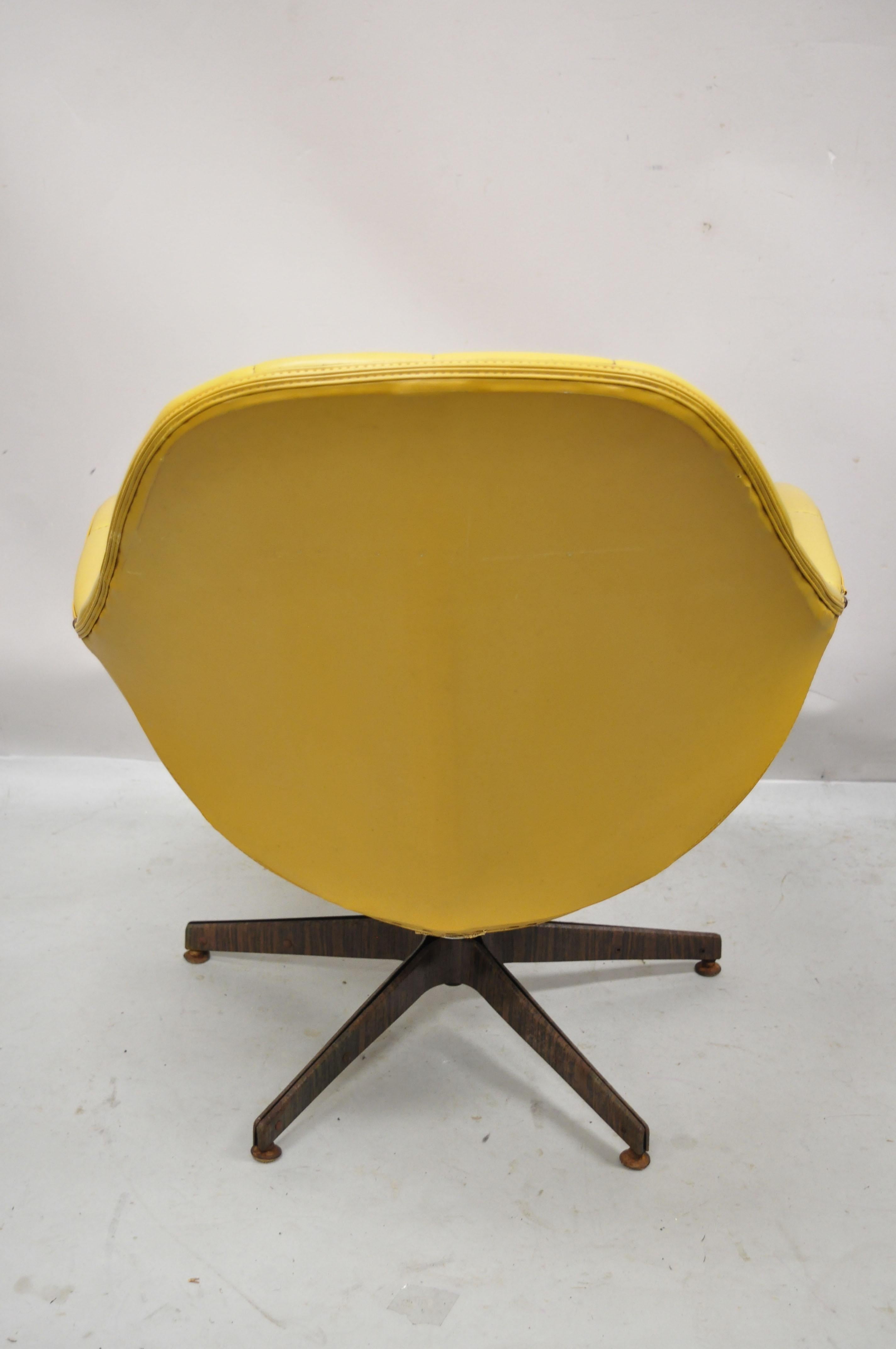 Mid Century Modern Yellow Tufted Naugahyde Swivel Butterfly Club Lounge Chair In Good Condition For Sale In Philadelphia, PA