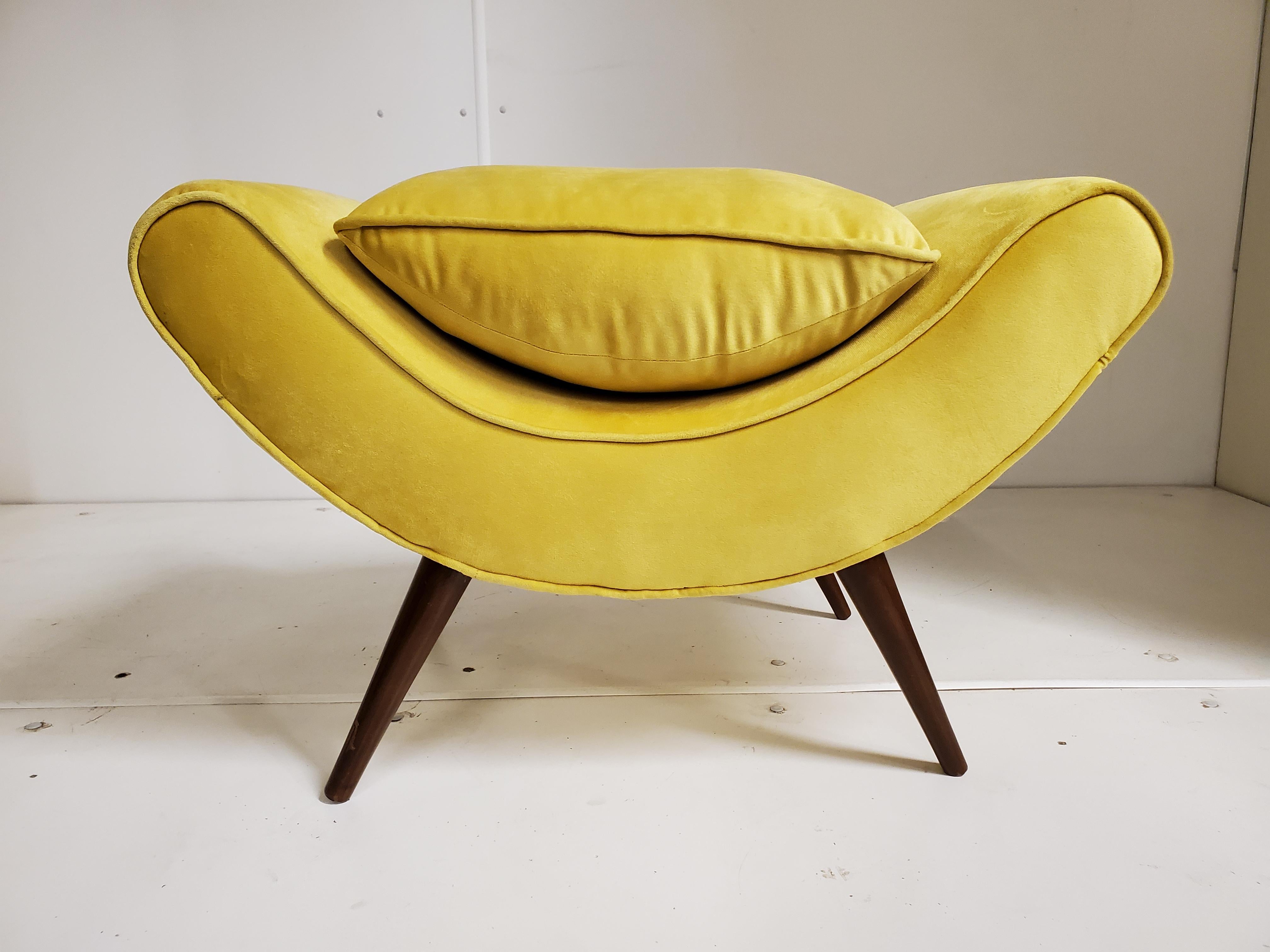 A beautiful modernist yellow velvet upholstered small bench with four turned wood and tapered splay legs.
This organic 