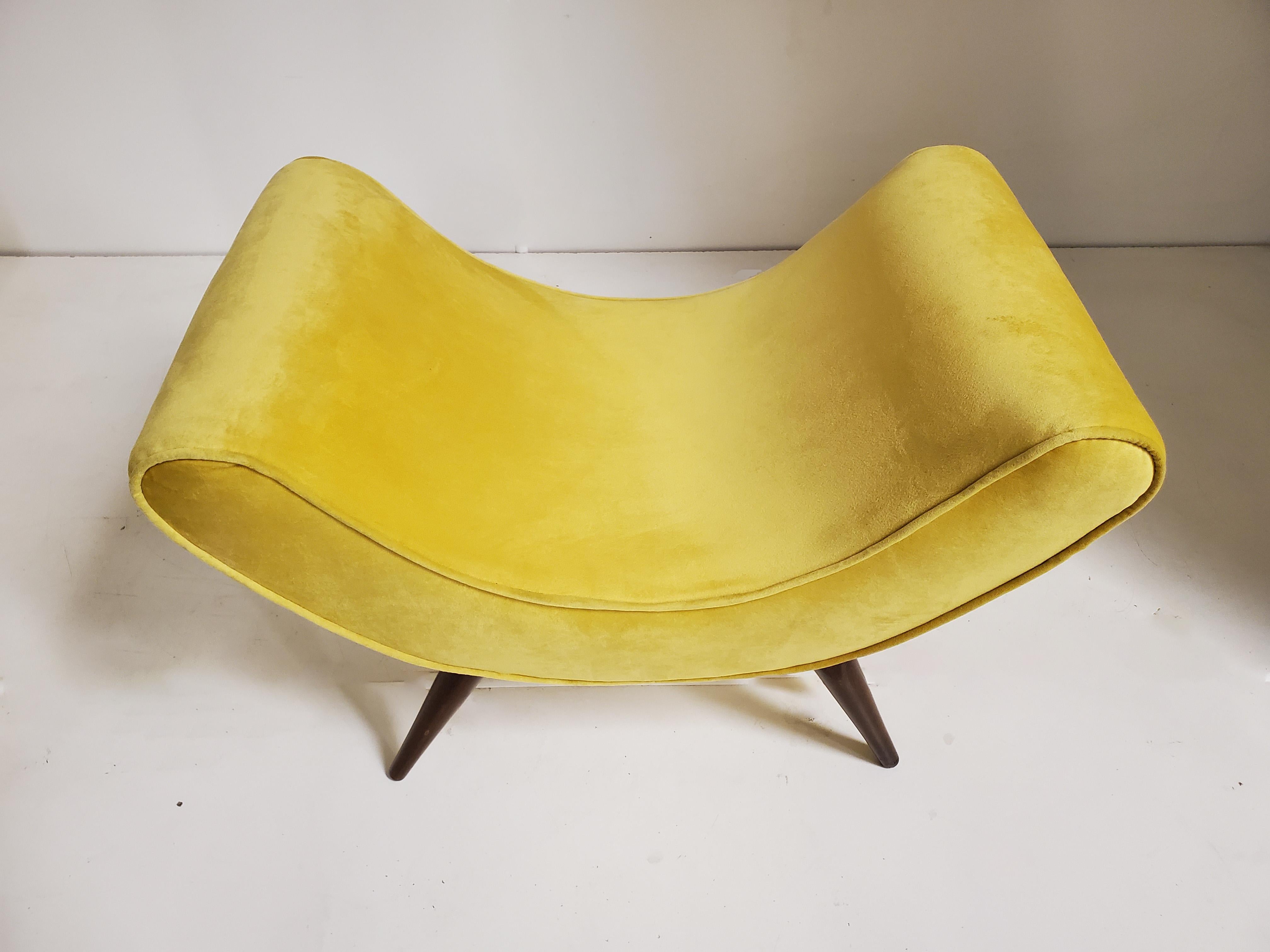 Mid-Century Modern Yellow Velvet Splay Leg Bench/ Slipper Chair/ Pouf/ Seat In Good Condition In New York City, NY