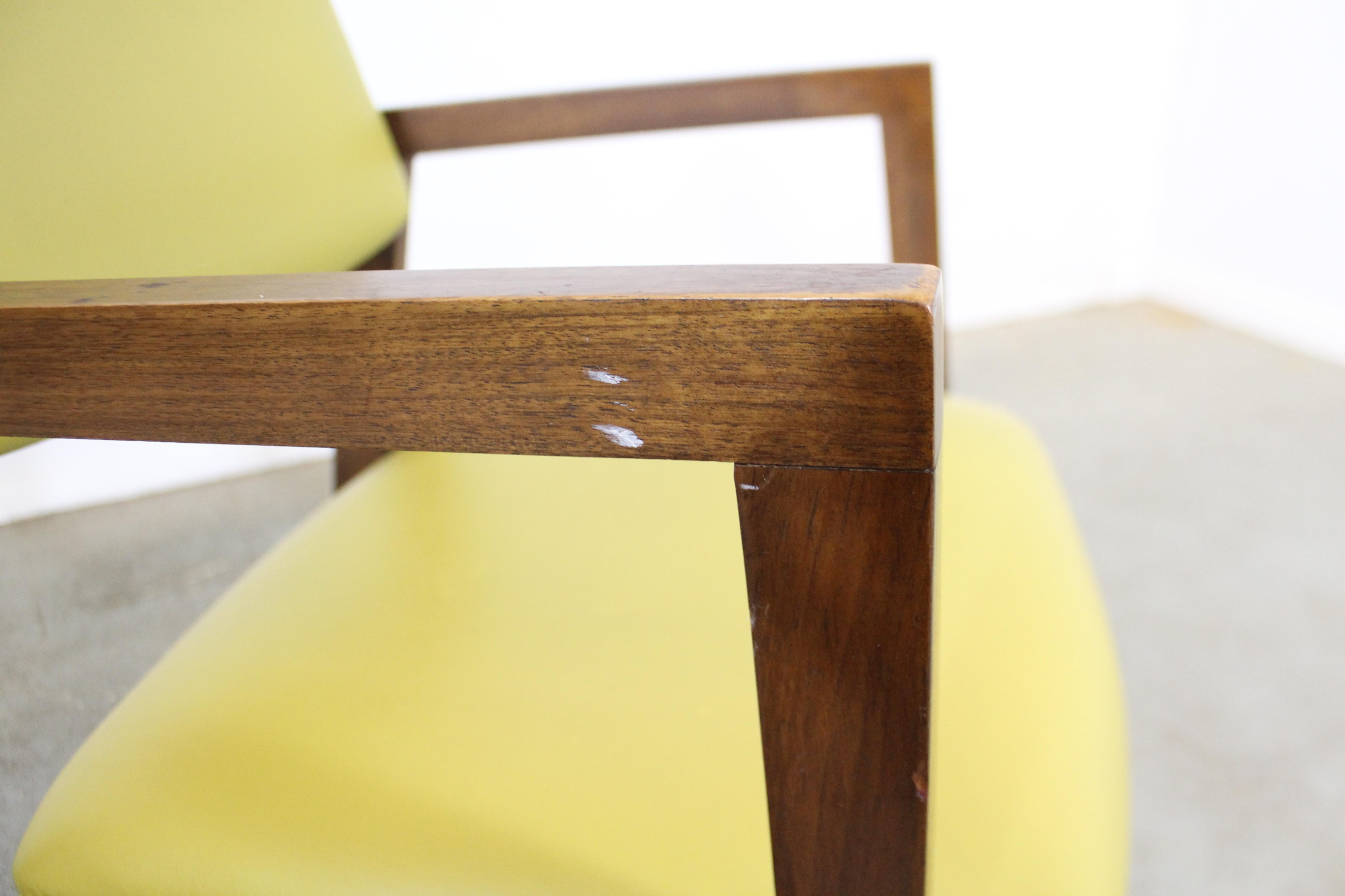 Moderner Sessel aus gelbem Nussbaumholz aus der Jahrhundertmitte im Angebot 3