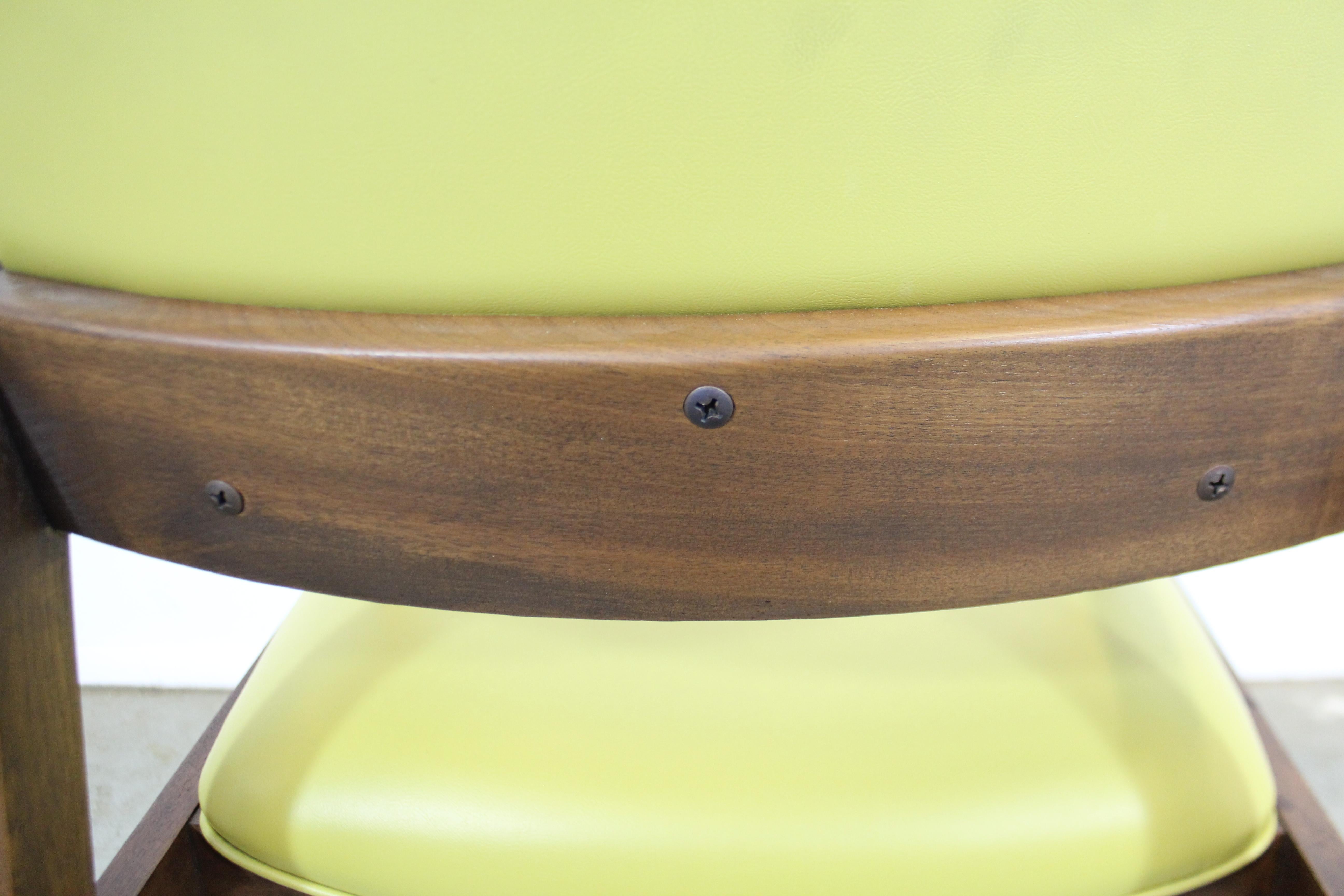 Fauteuil en noyer jaune de style mi-siècle moderne 7