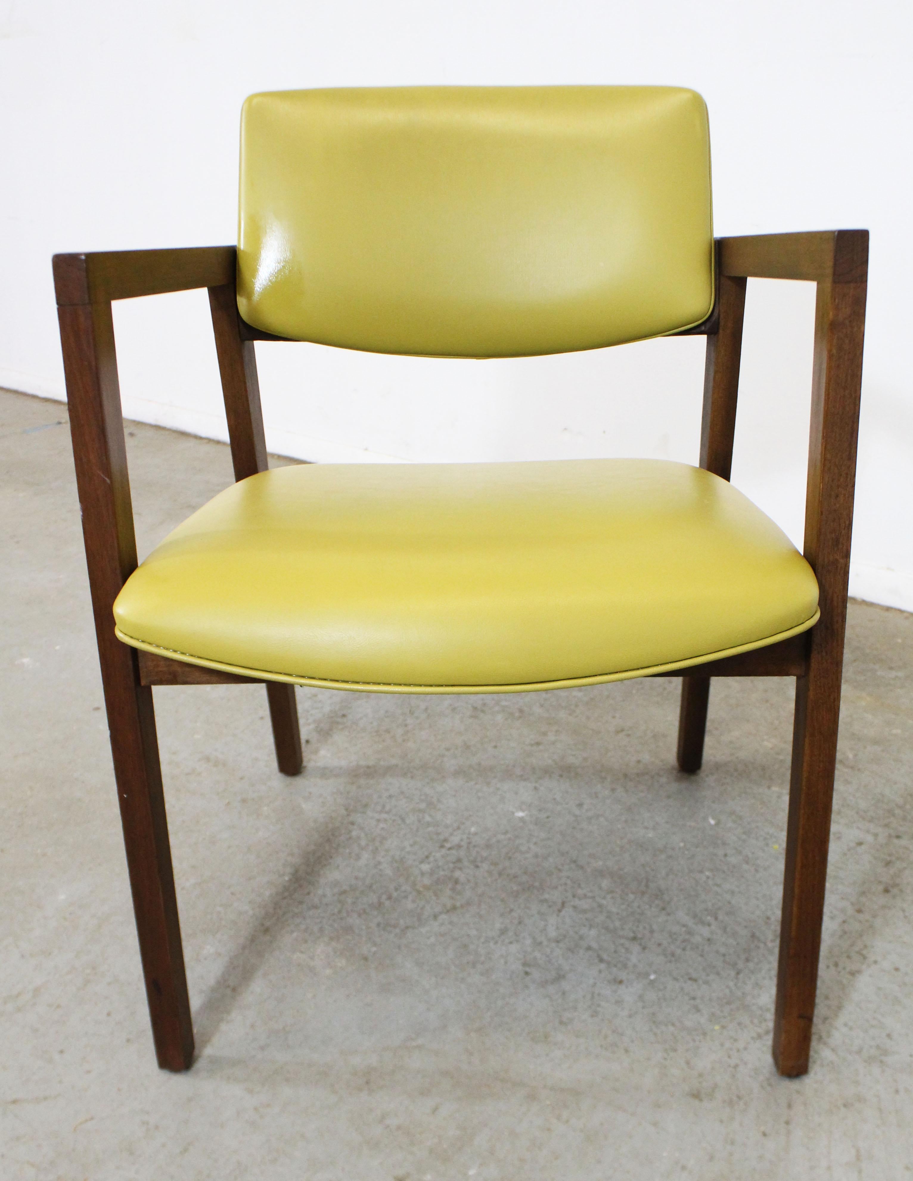 Moderner Sessel aus gelbem Nussbaumholz aus der Jahrhundertmitte (Moderne der Mitte des Jahrhunderts) im Angebot