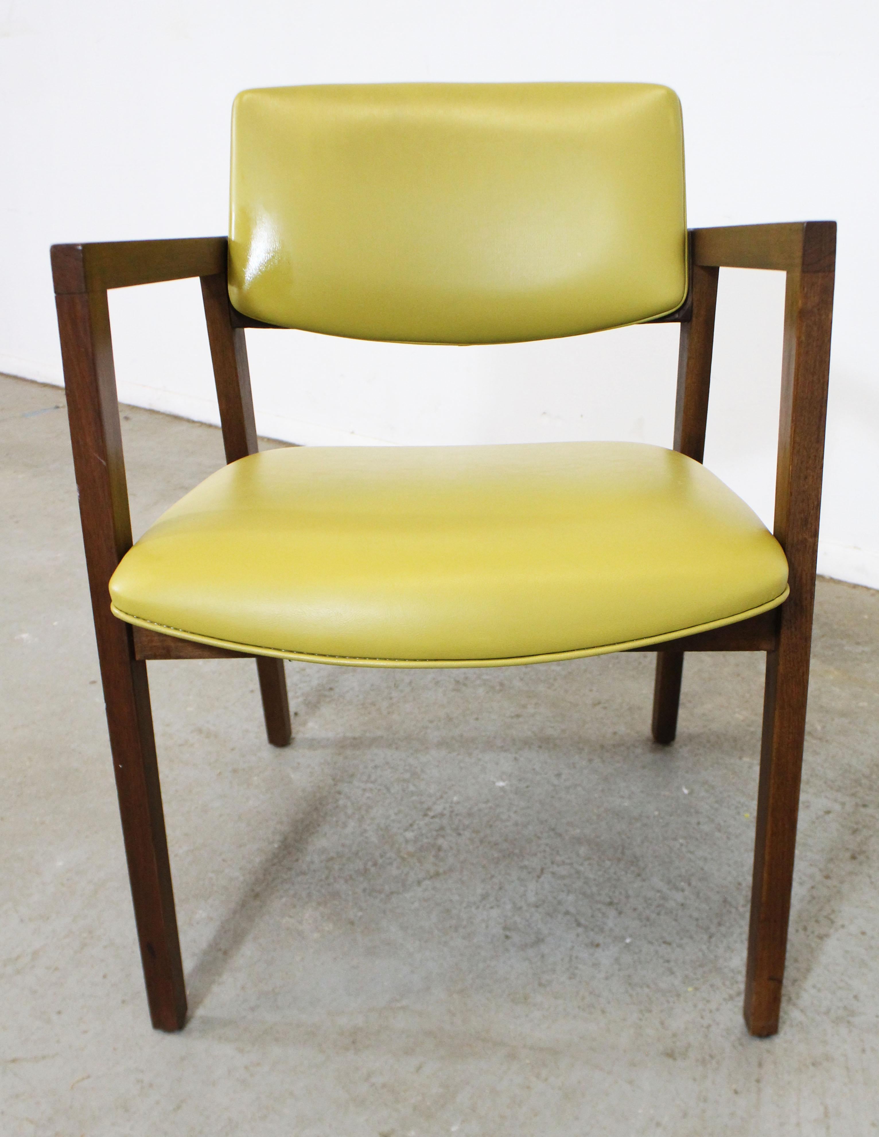 Mid-Century Modern Fauteuil en noyer jaune de style mi-siècle moderne