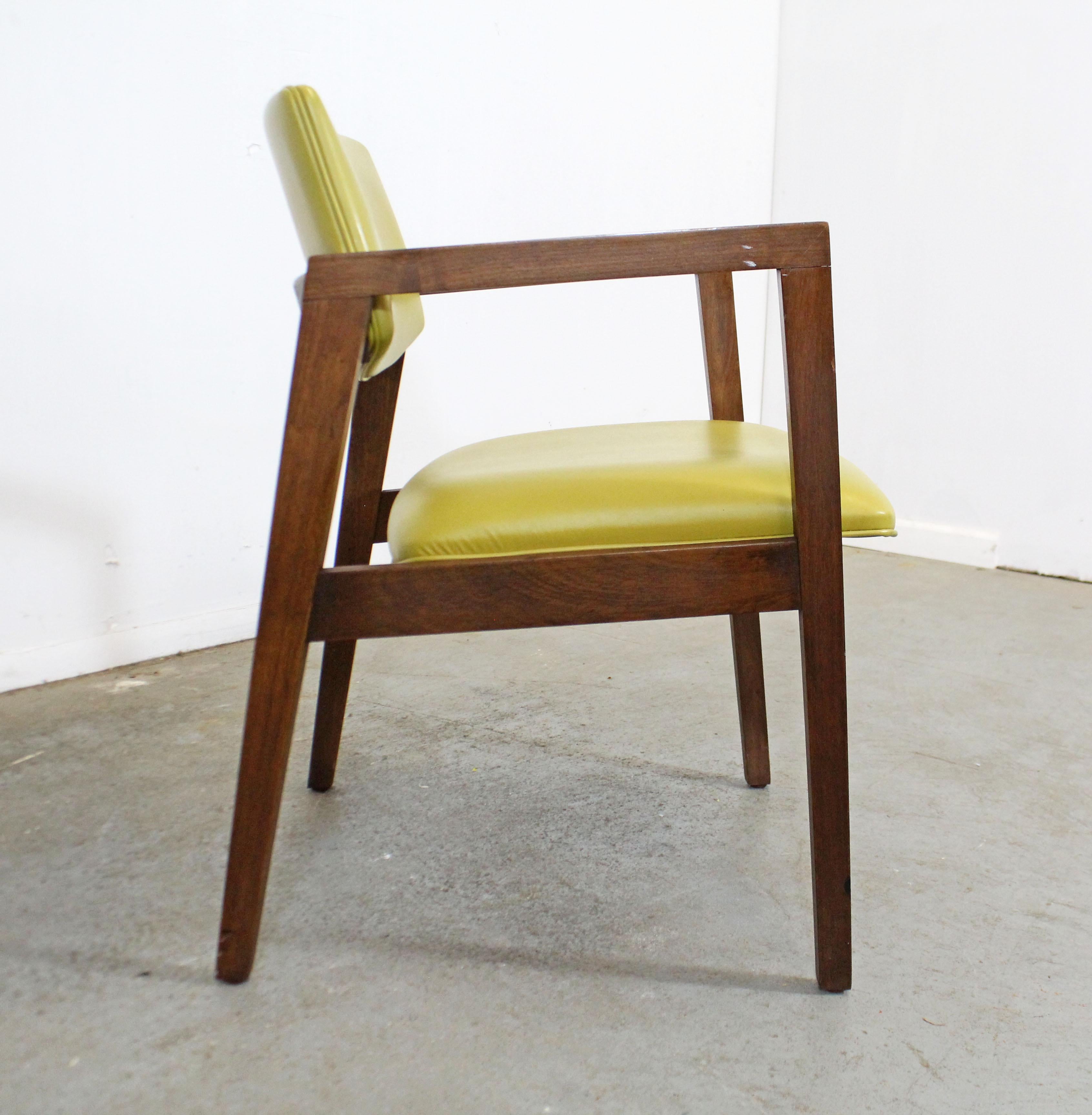 Moderner Sessel aus gelbem Nussbaumholz aus der Jahrhundertmitte (amerikanisch) im Angebot