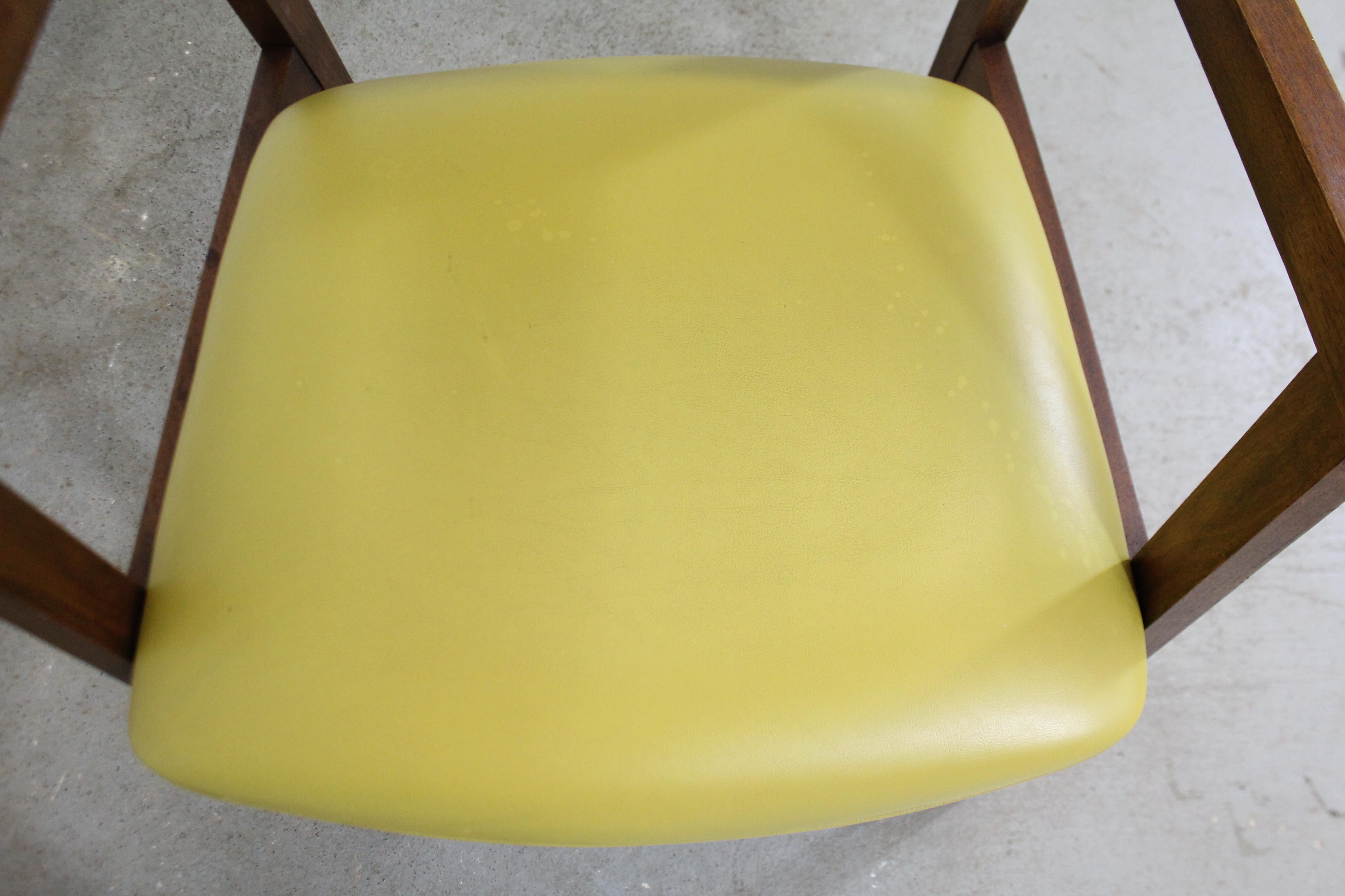 Moderner Sessel aus gelbem Nussbaumholz aus der Jahrhundertmitte (Polster) im Angebot