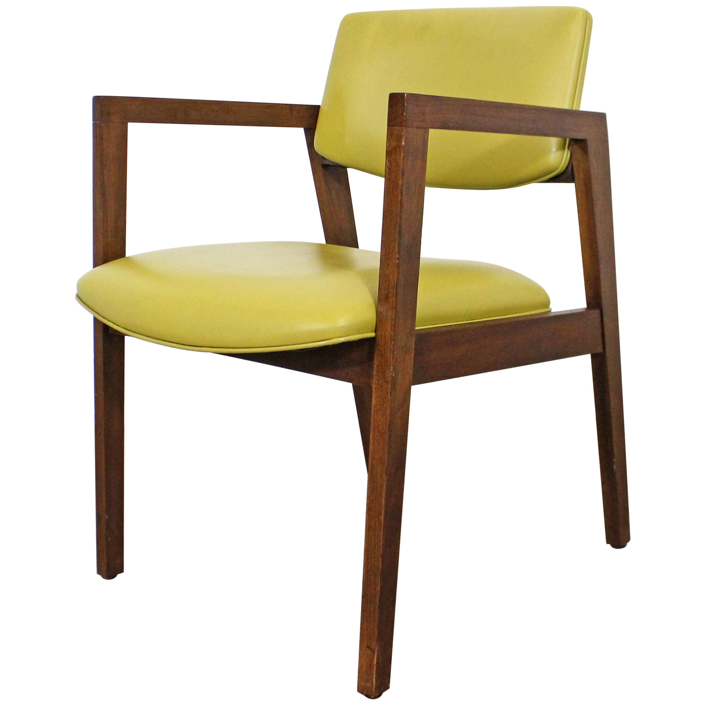 Fauteuil en noyer jaune de style mi-siècle moderne