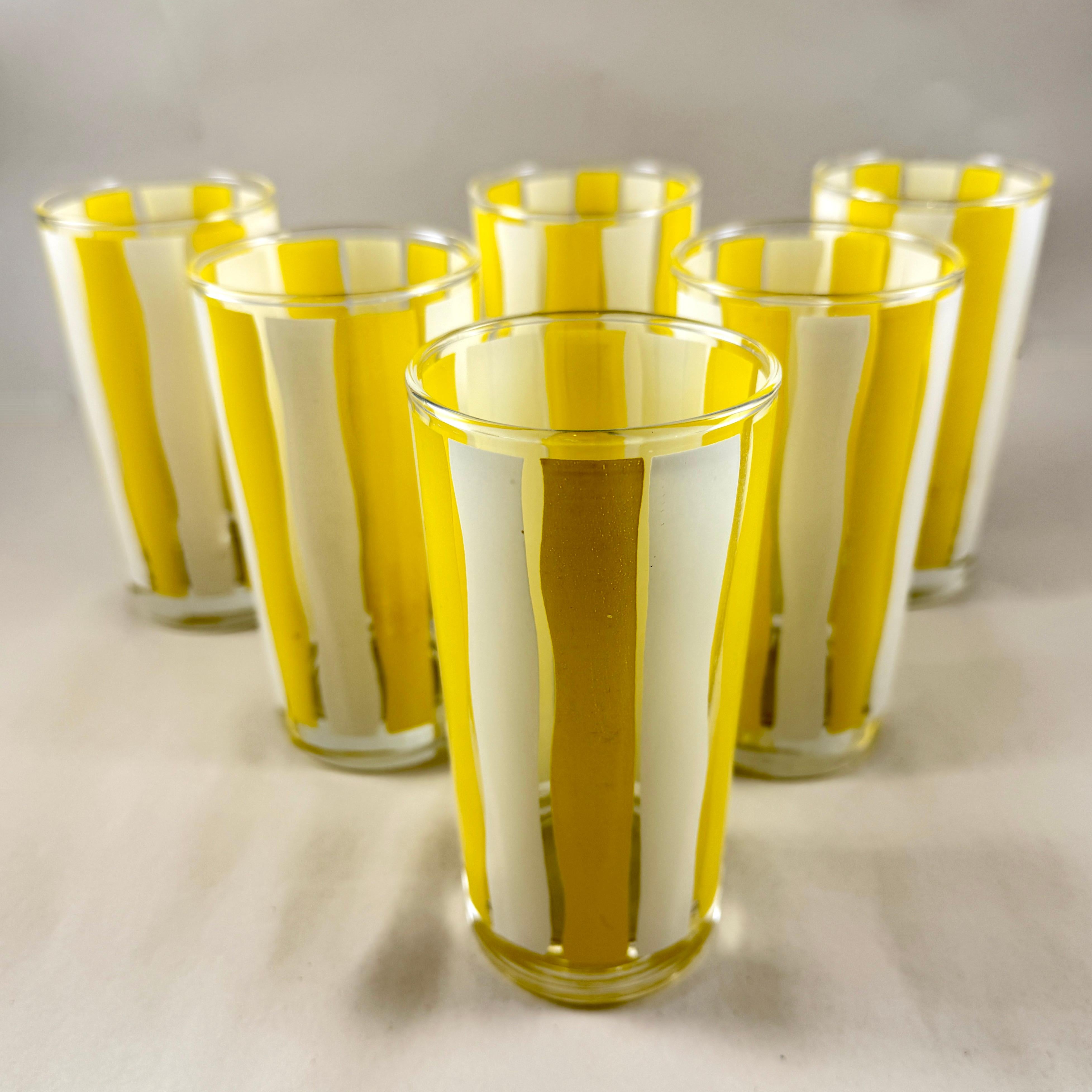 Ein Satz von sechs Highball-Gläsern aus der Mid-Century Modern-Ära, ca. 1960er Jahre.

Die Gläser sind auf klarem Glas emailliert und haben ein gestrichenes, senkrechtes Streifendesign in leuchtendem Gelb und reinem Weiß mit schönem, schwerem