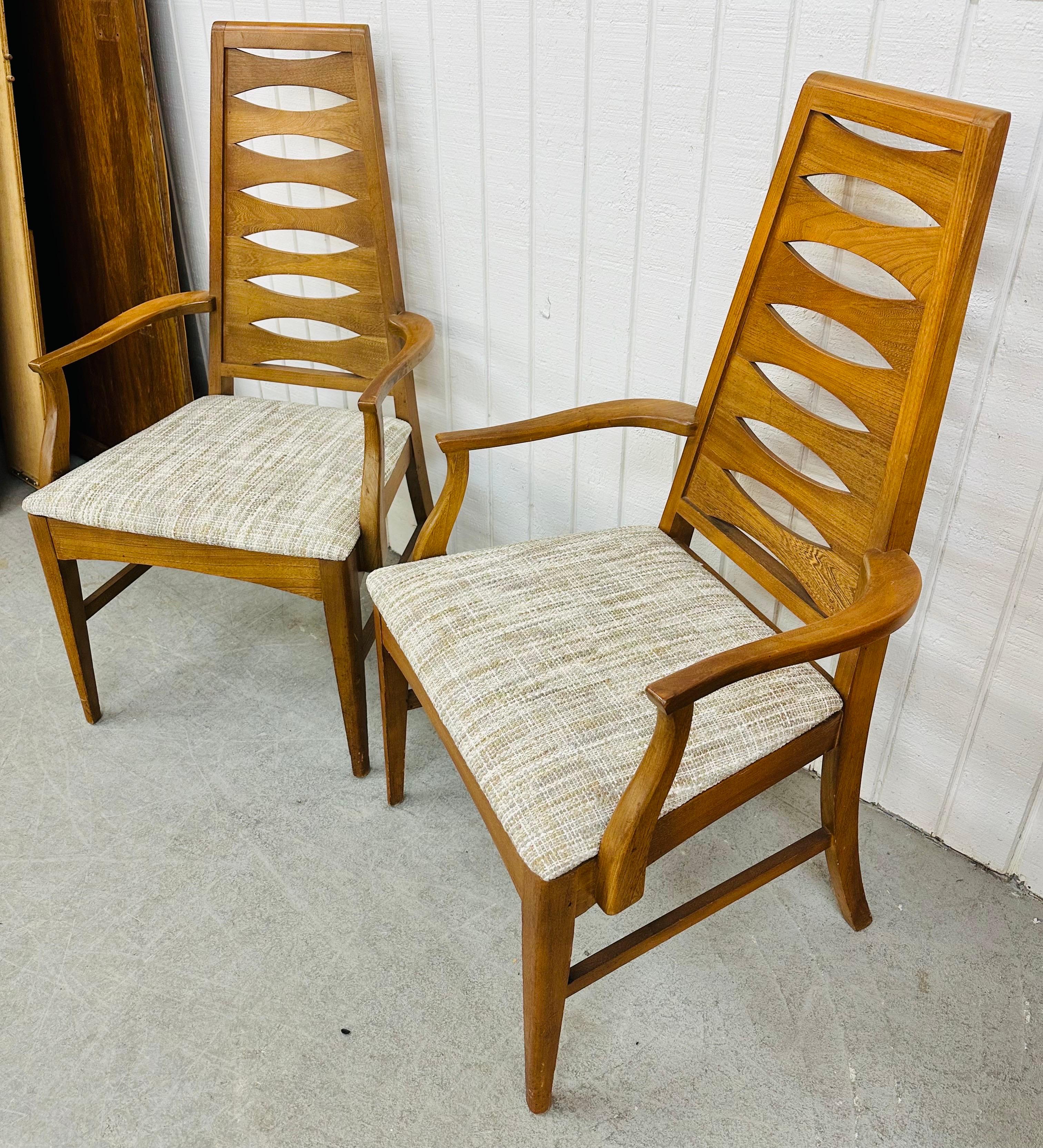 Diese Auflistung ist für ein Paar Mid-Century Modern Young Manufacturing Catseye Arm Chairs. Mit hoher Rückenlehne im Catseye-Design, Armlehnen, modernen Beinen und neu gepolsterten Sitzen. Dies ist eine außergewöhnliche Kombination aus Qualität und