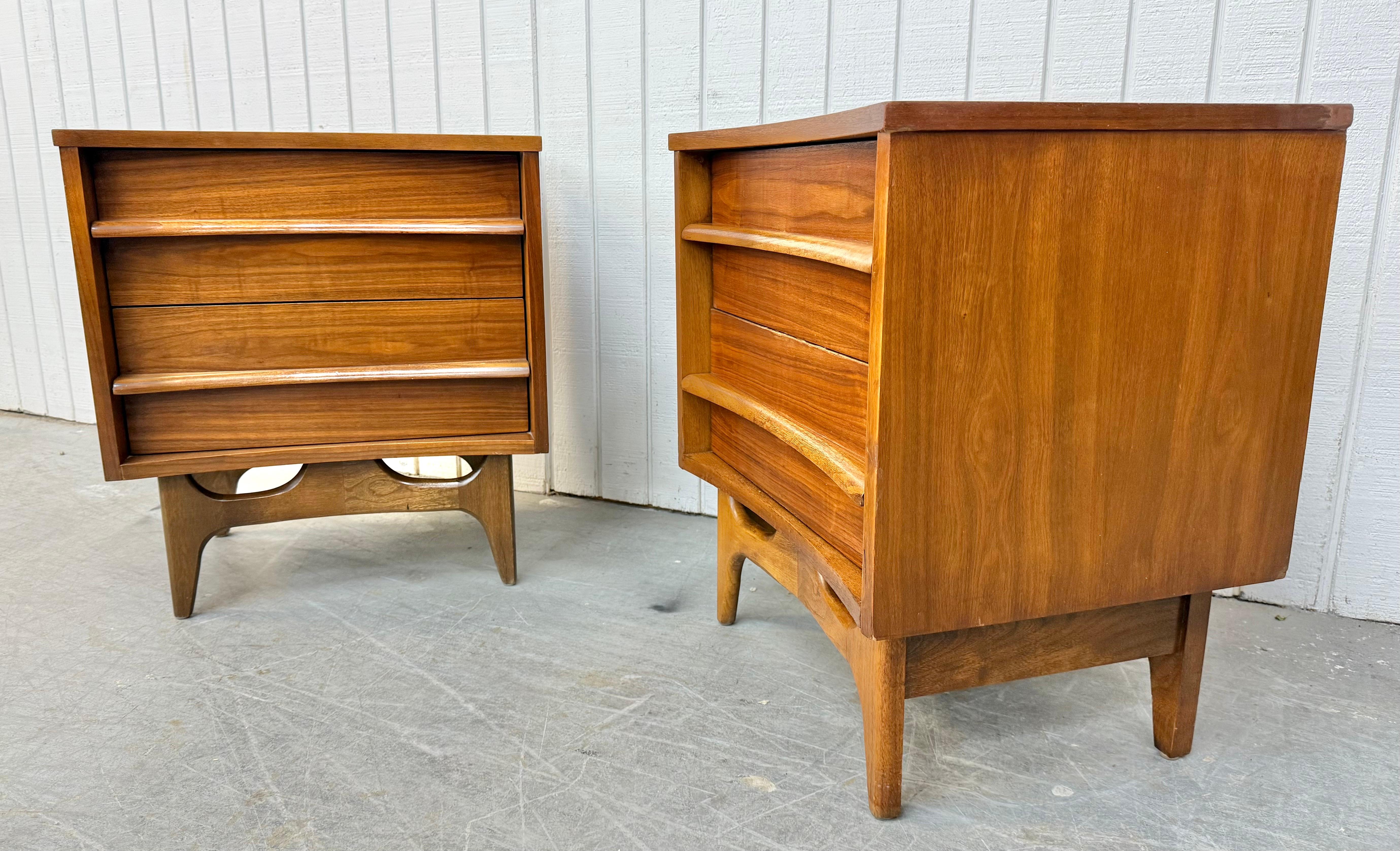 Mid-Century moderno Comodini in legno di noce curvato della Young Manufacturing - Set di 2 in vendita