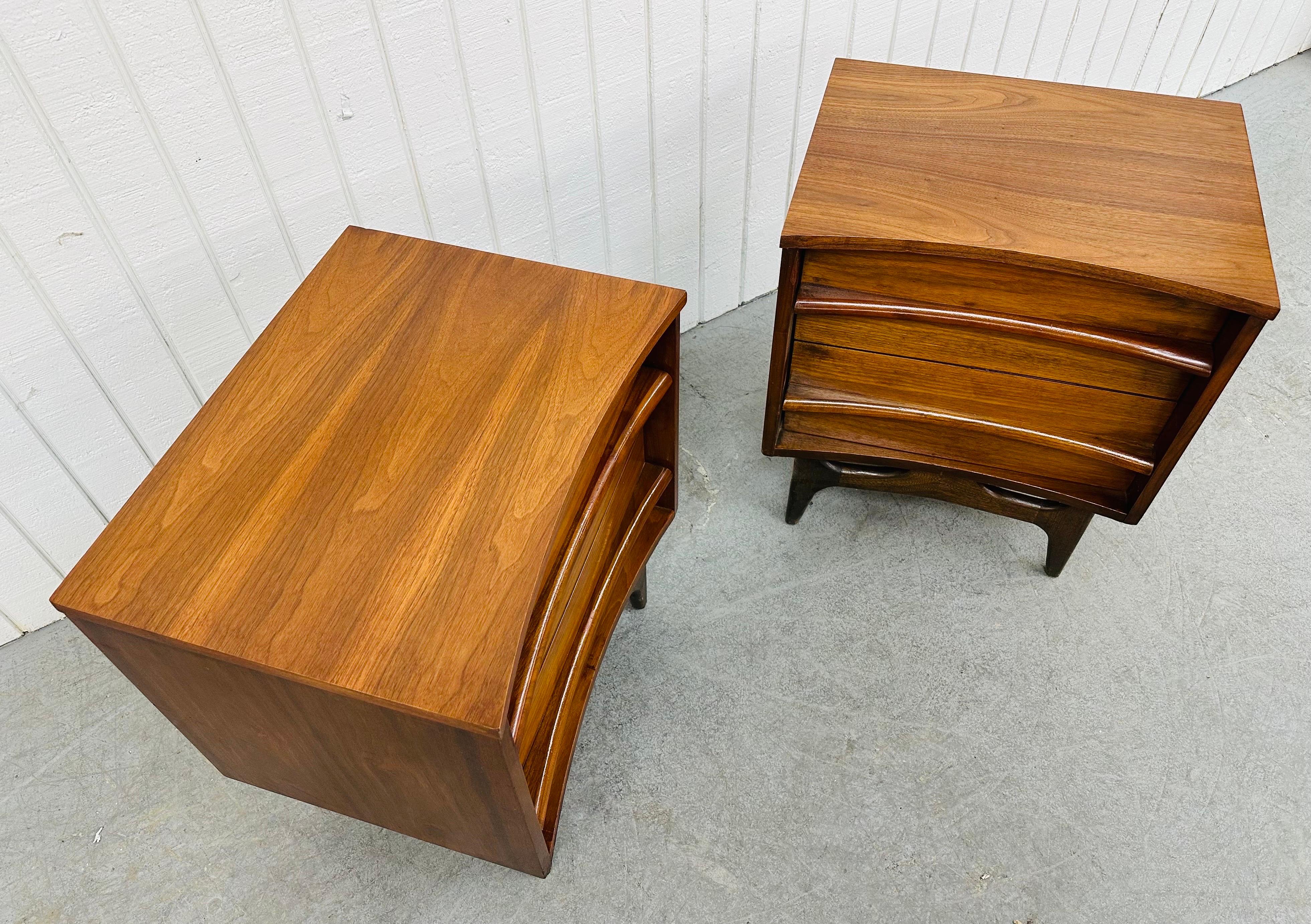 Mid-Century Modern Young Manufacturing Curved Walnut Nightstands - Set of 2 In Good Condition For Sale In Clarksboro, NJ