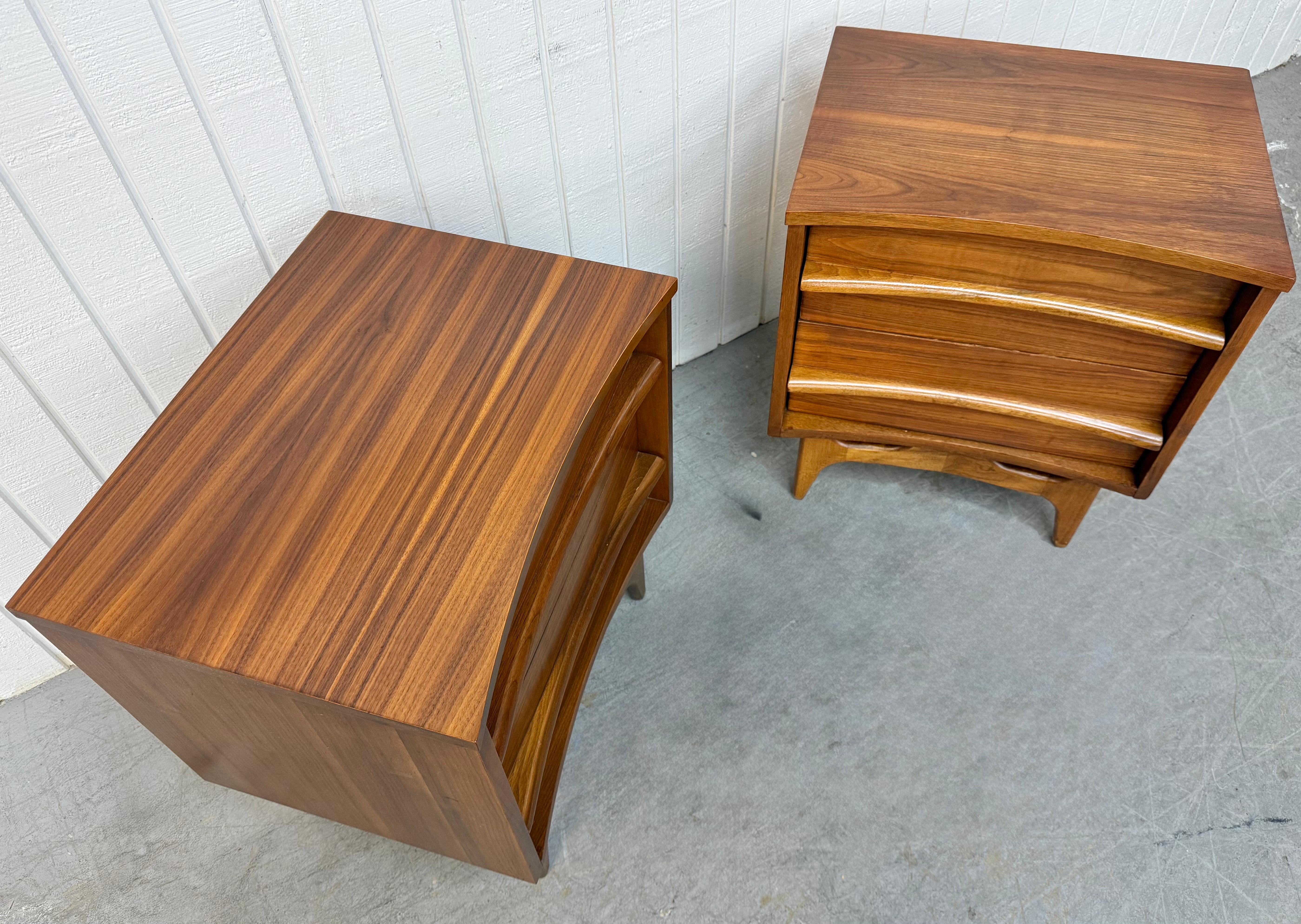 Americano Comodini in legno di noce curvato della Young Manufacturing - Set di 2 in vendita