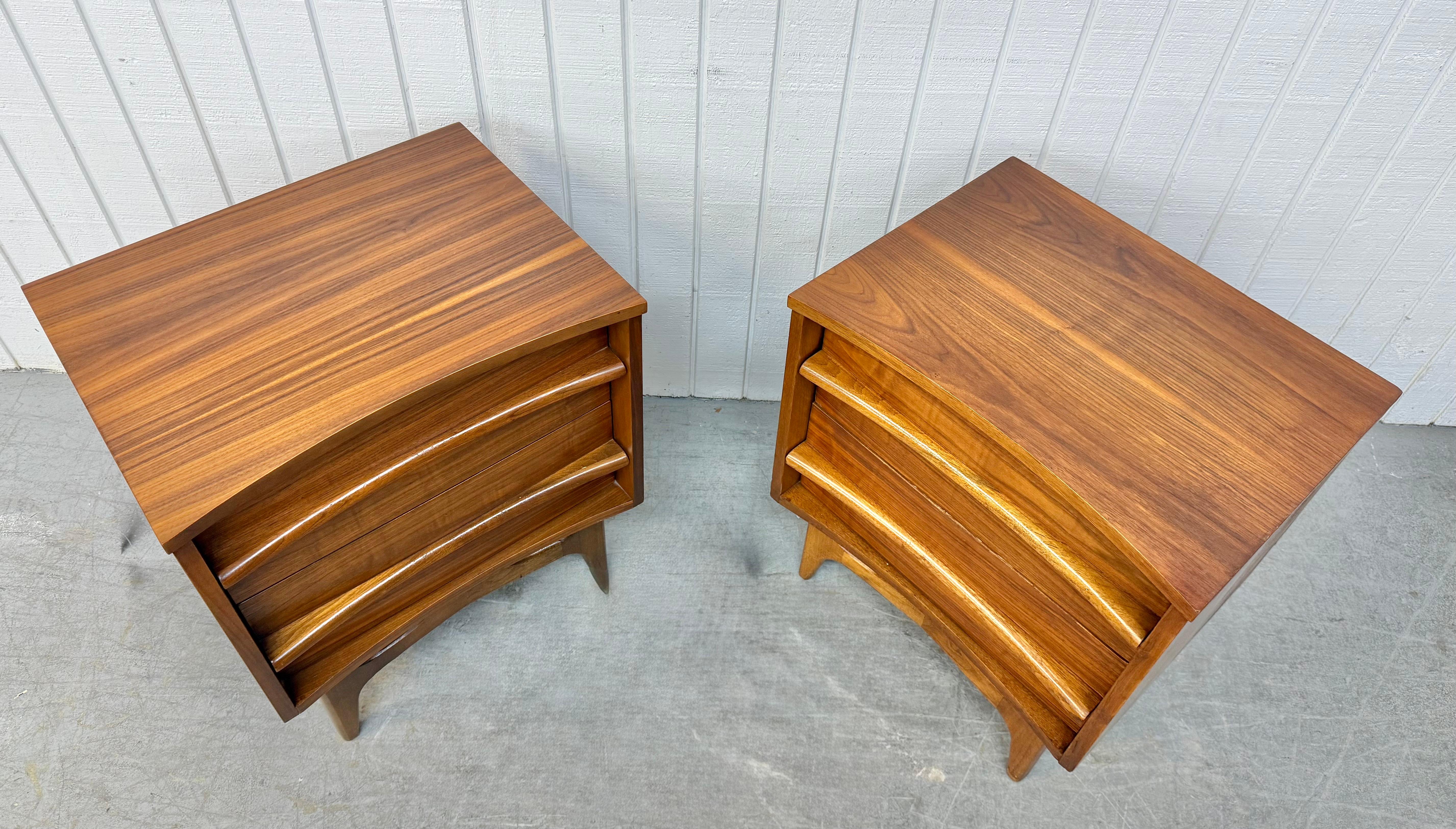 Comodini in legno di noce curvato della Young Manufacturing - Set di 2 In condizioni buone in vendita a Clarksboro, NJ