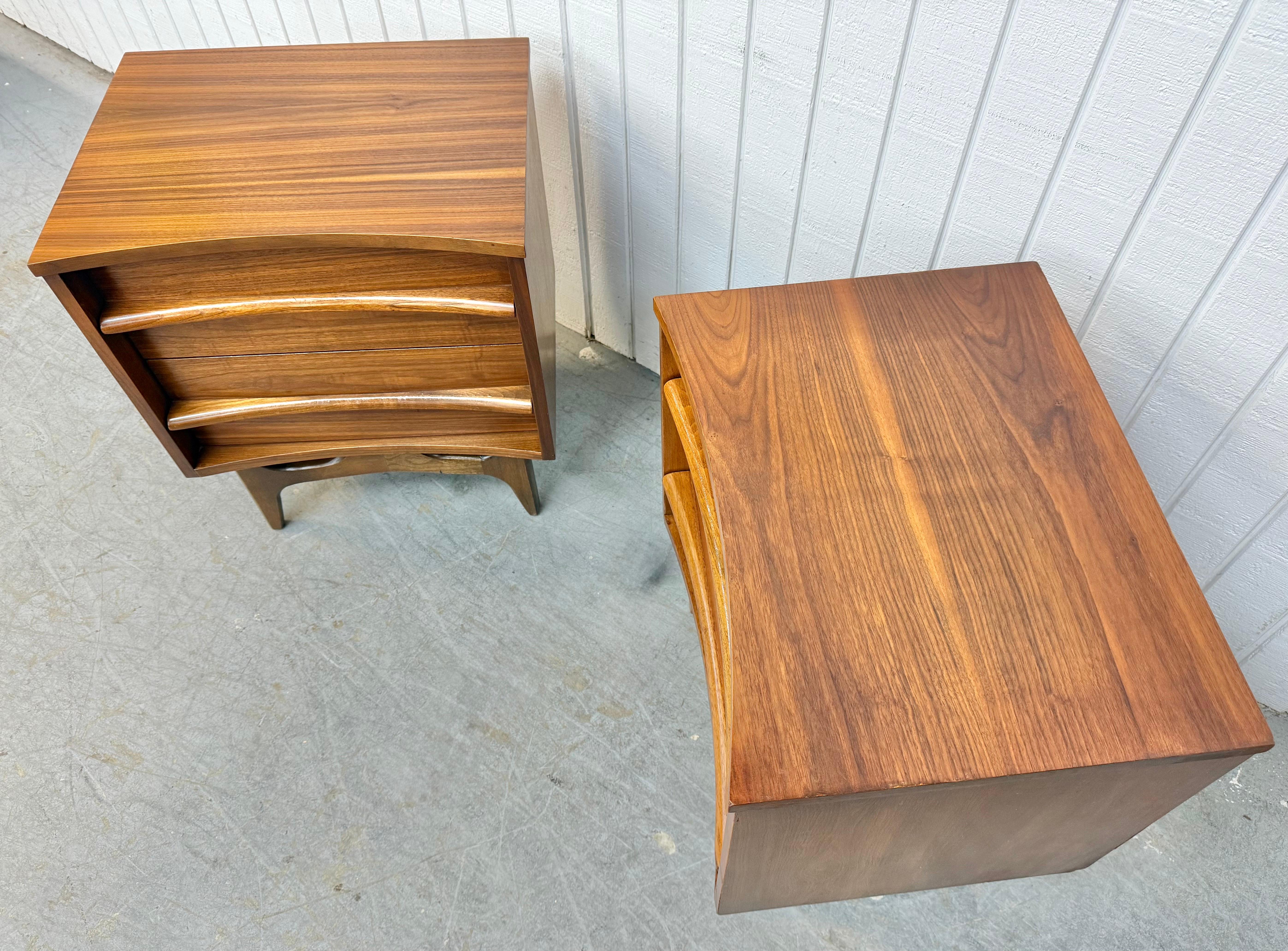 XX secolo Comodini in legno di noce curvato della Young Manufacturing - Set di 2 in vendita