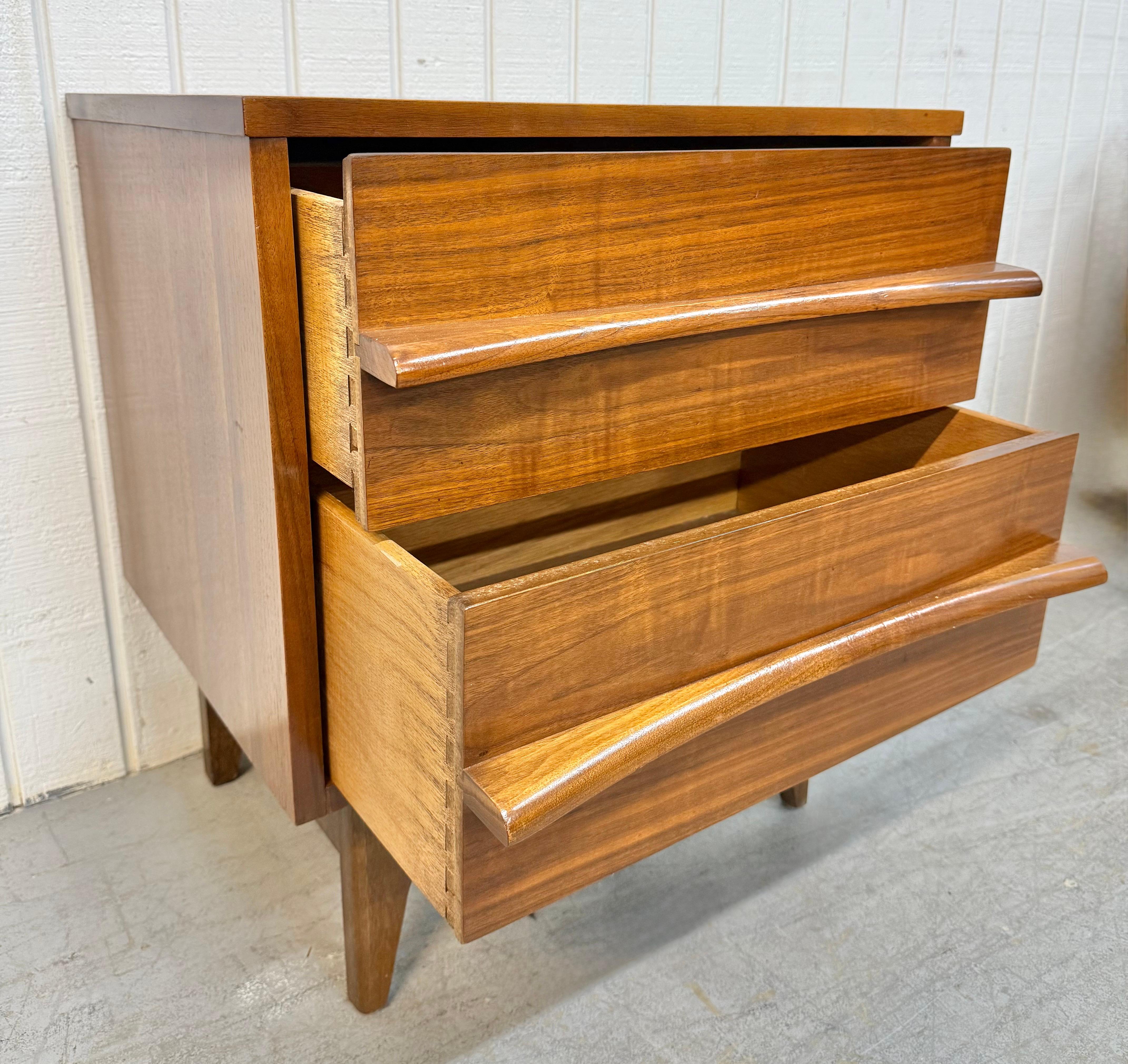 Comodini in legno di noce curvato della Young Manufacturing - Set di 2 in vendita 1