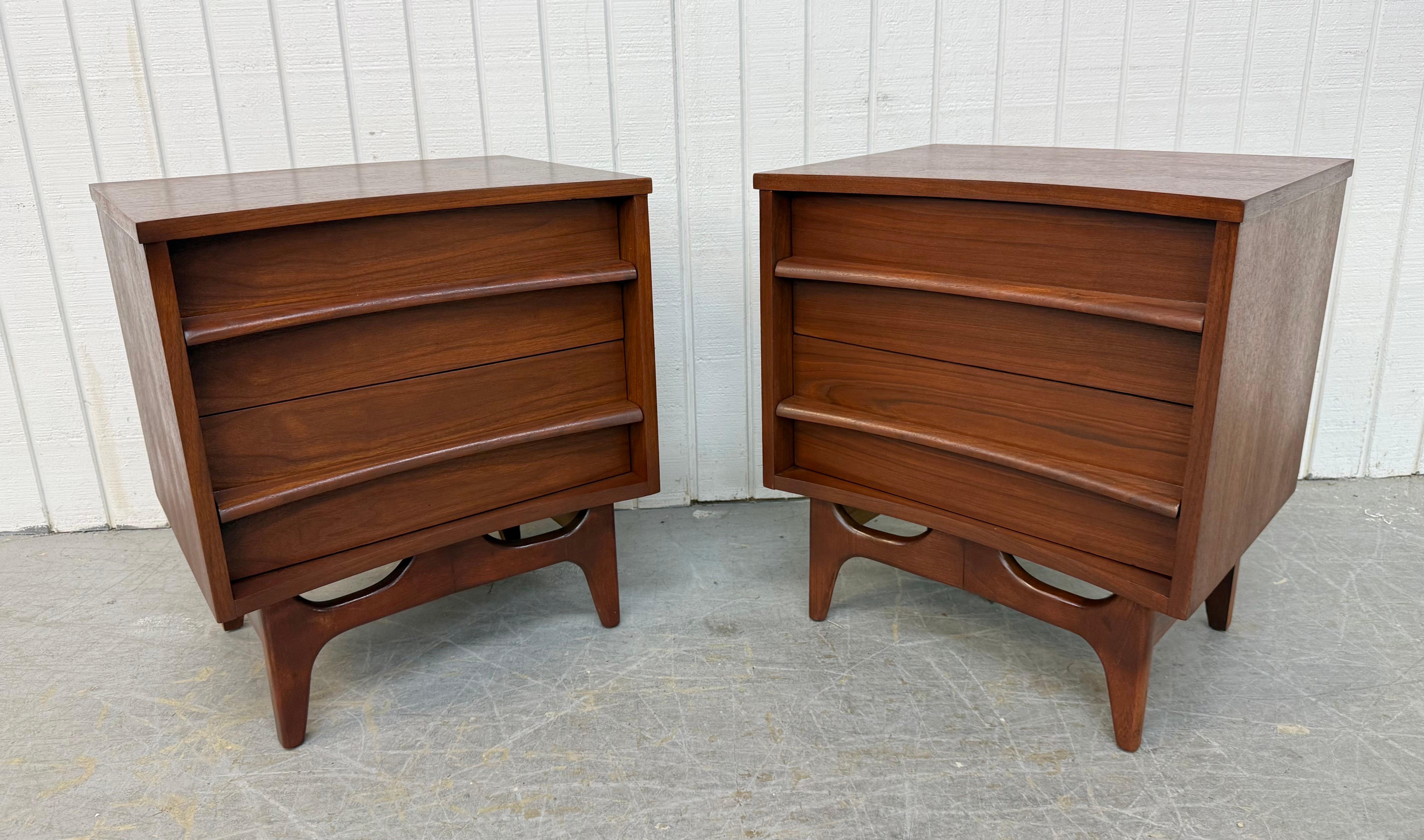 Mid-Century Modern Tables de nuit incurvées en noyer Young Manufacturing - Lot de 2 en vente