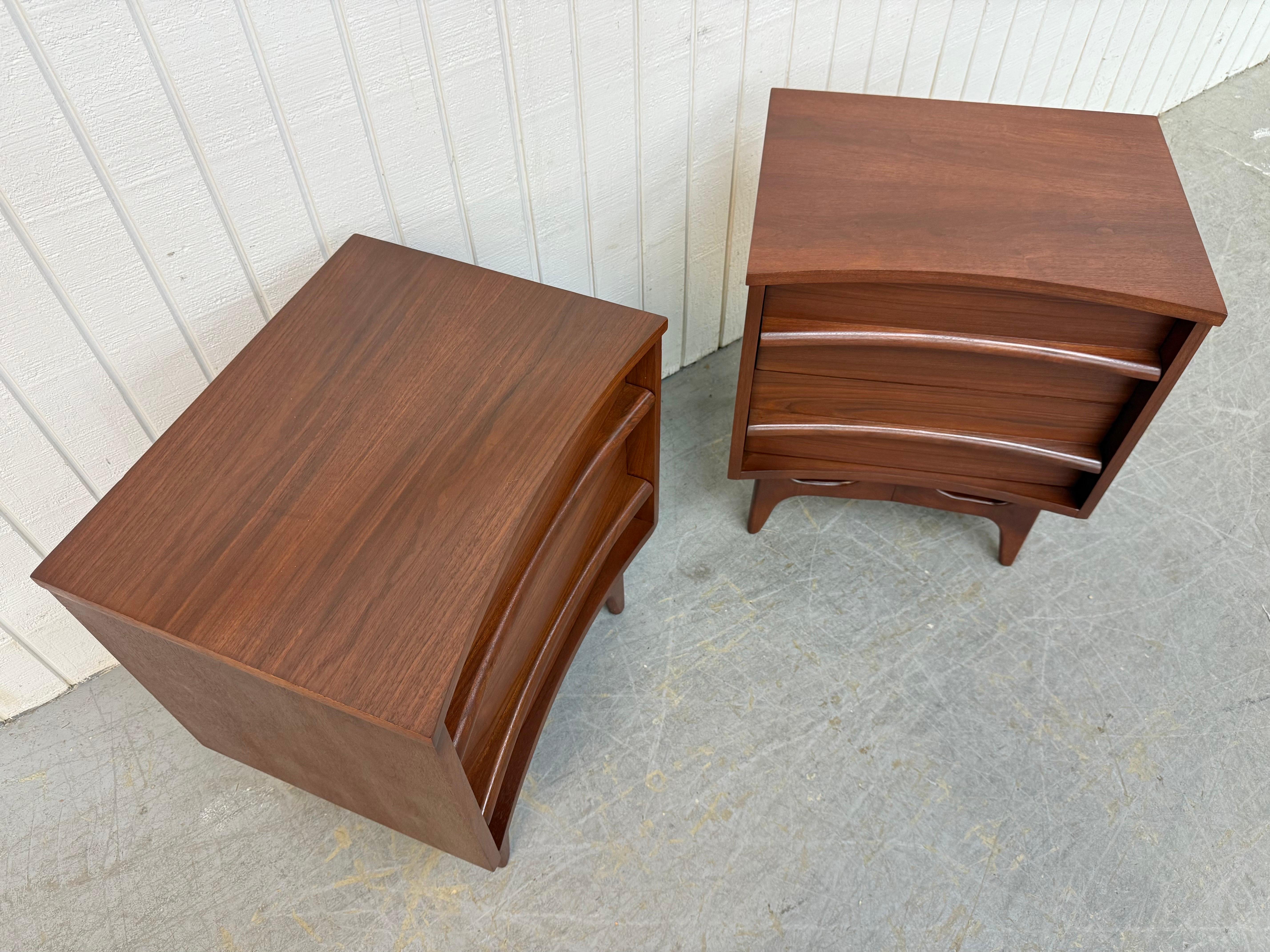 Américain Tables de nuit incurvées en noyer Young Manufacturing - Lot de 2 en vente