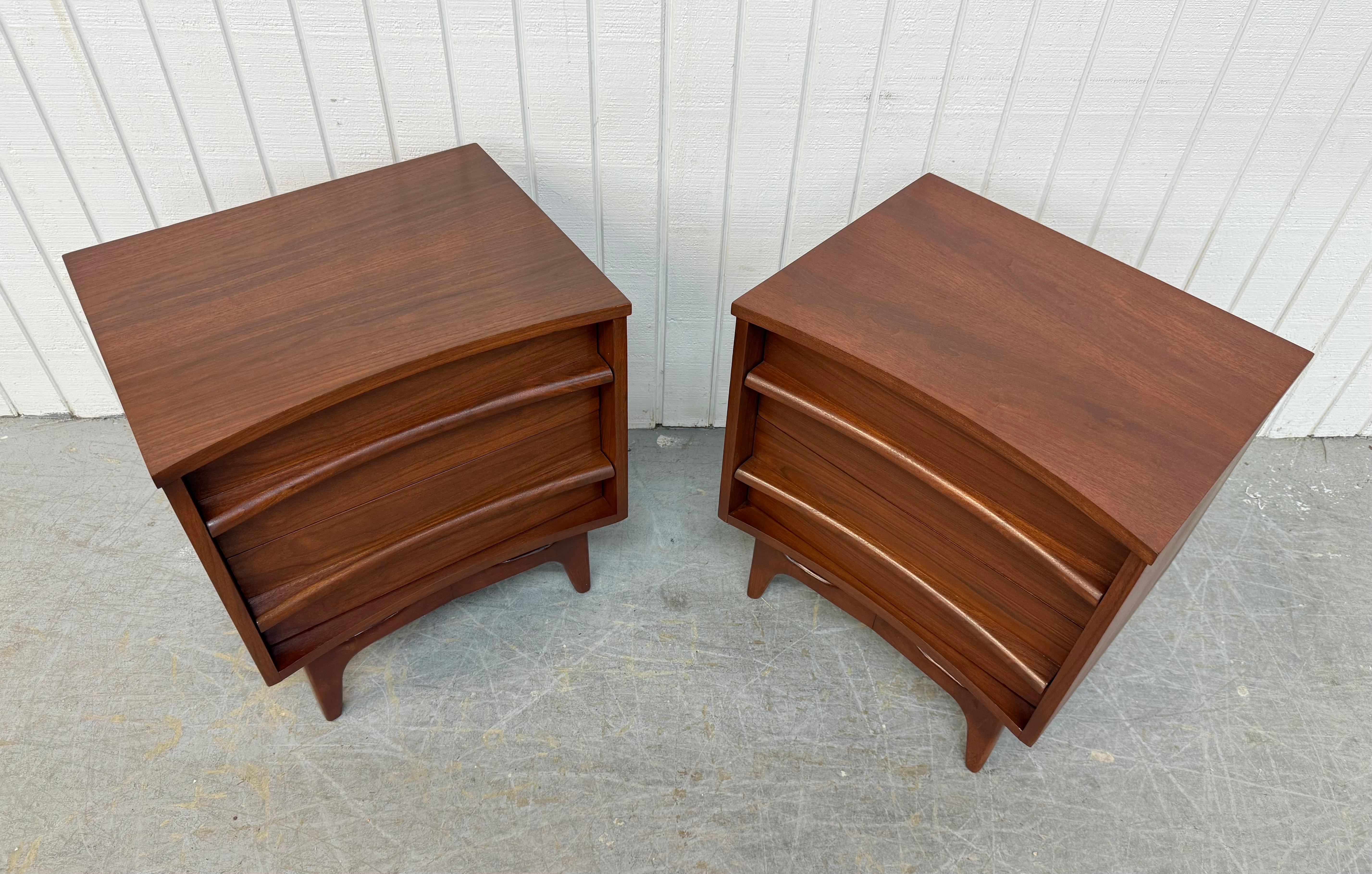 Milieu du XXe siècle Tables de nuit incurvées en noyer Young Manufacturing - Lot de 2 en vente