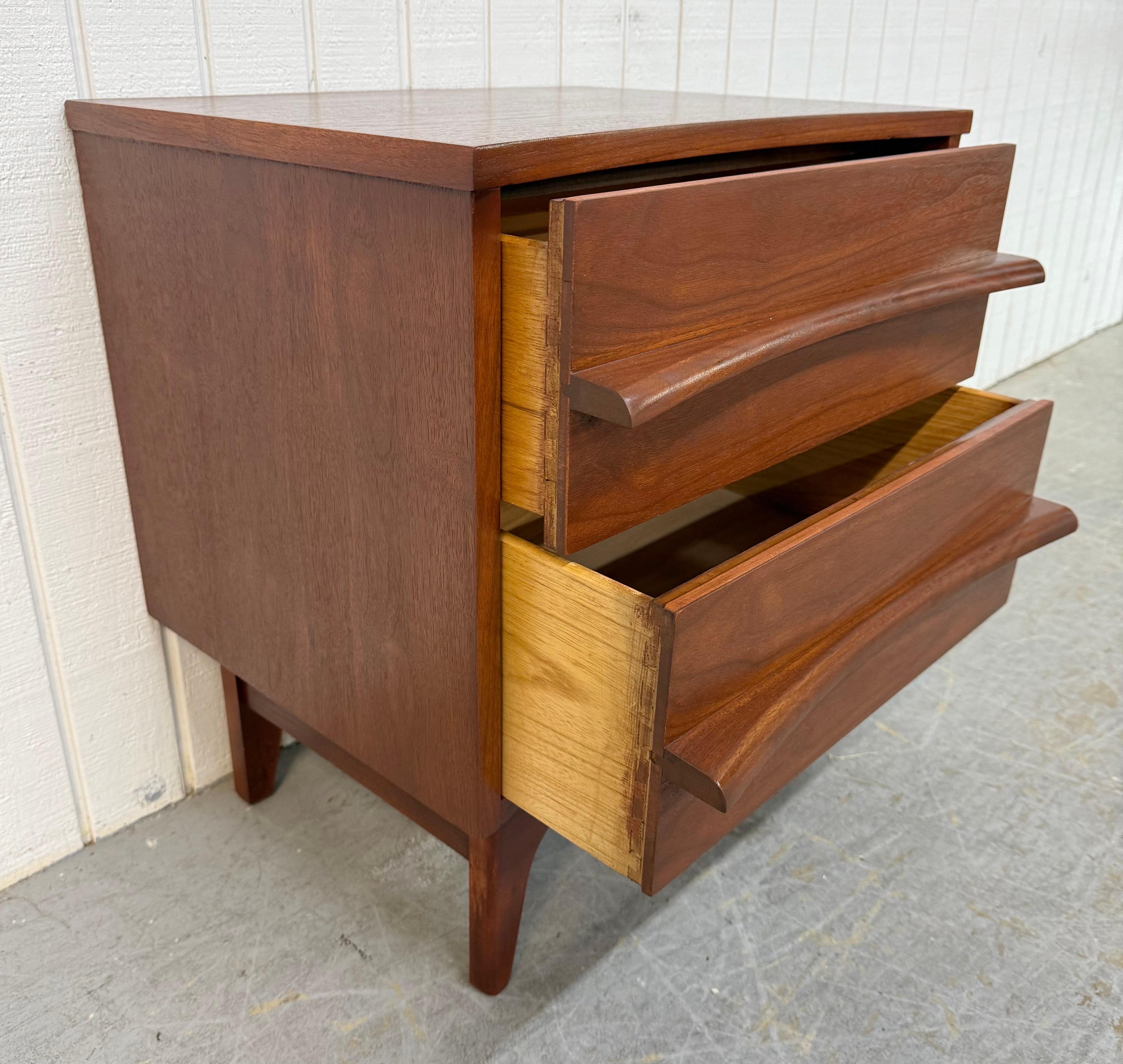 Tables de nuit incurvées en noyer Young Manufacturing - Lot de 2 en vente 1