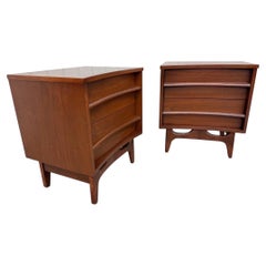 Tables de nuit incurvées en noyer Young Manufacturing - Lot de 2