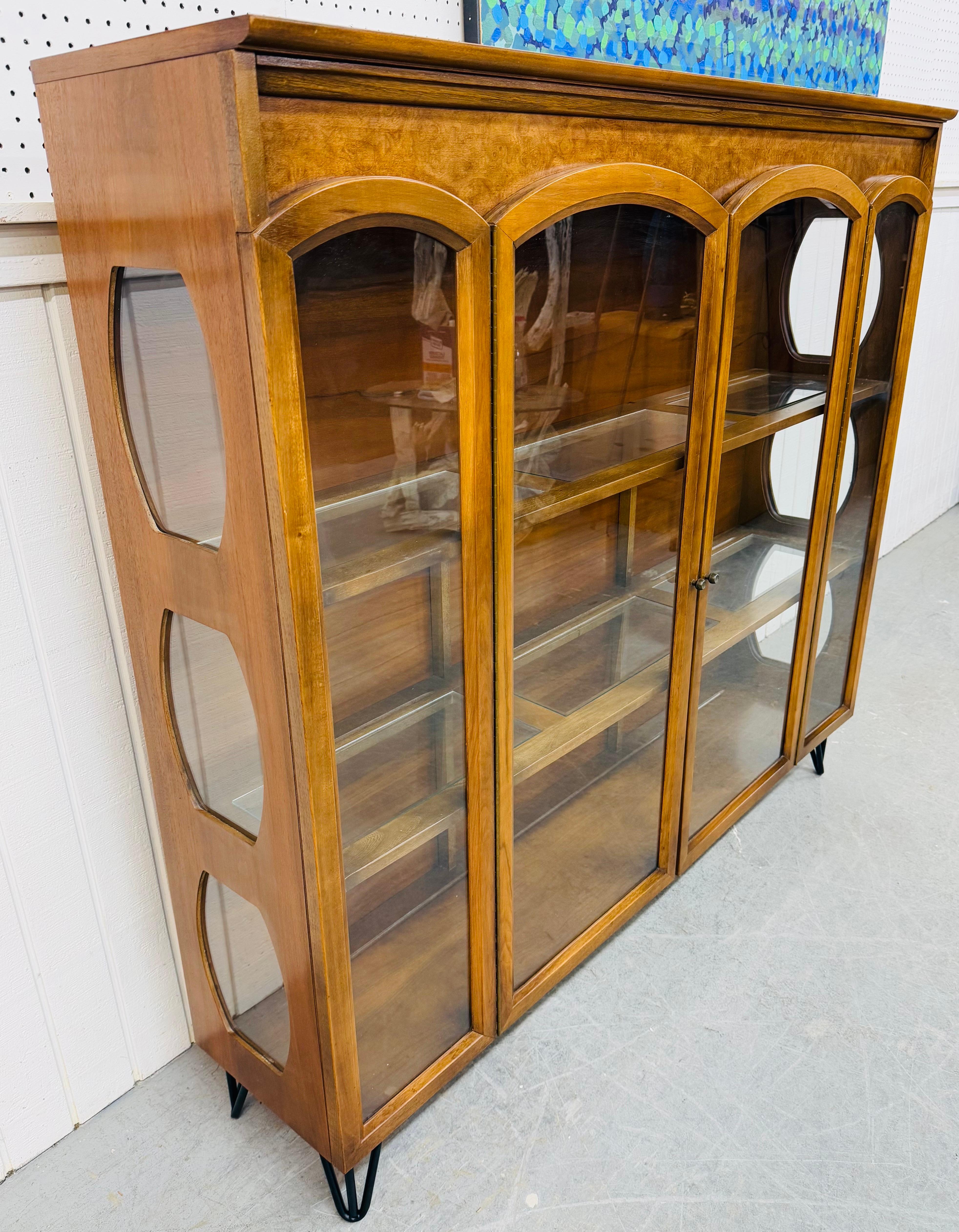 This listing is for a Mid-Century Modern Young Manufacturing Walnut Display Case. Featuring a straight line design, glass front/sides for display, hairpin legs, and a beautiful walnut finish. This is an exceptional combination of quality and design