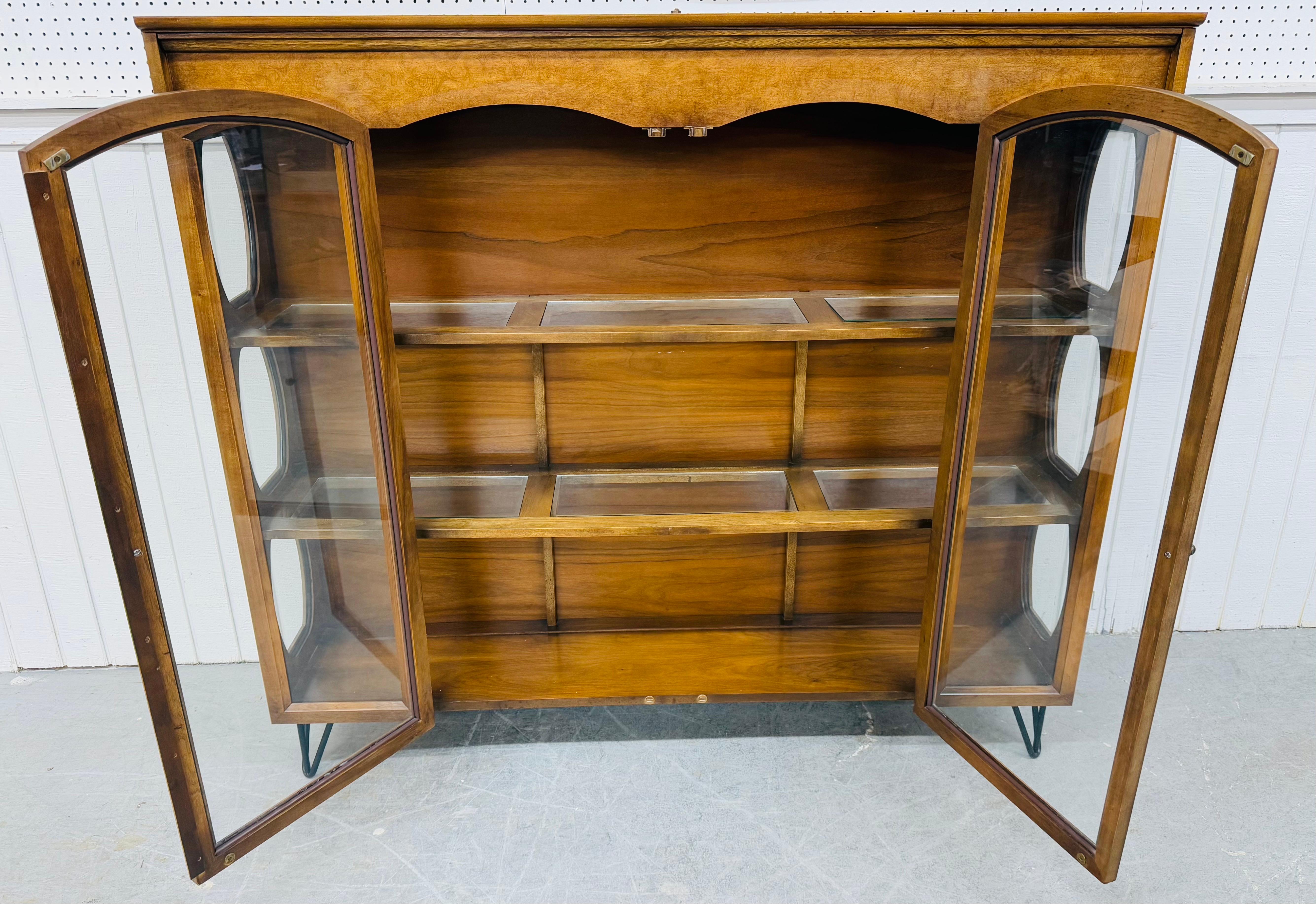 Mid-Century Modern Young Manufacturing Walnut Display Case In Good Condition In Clarksboro, NJ
