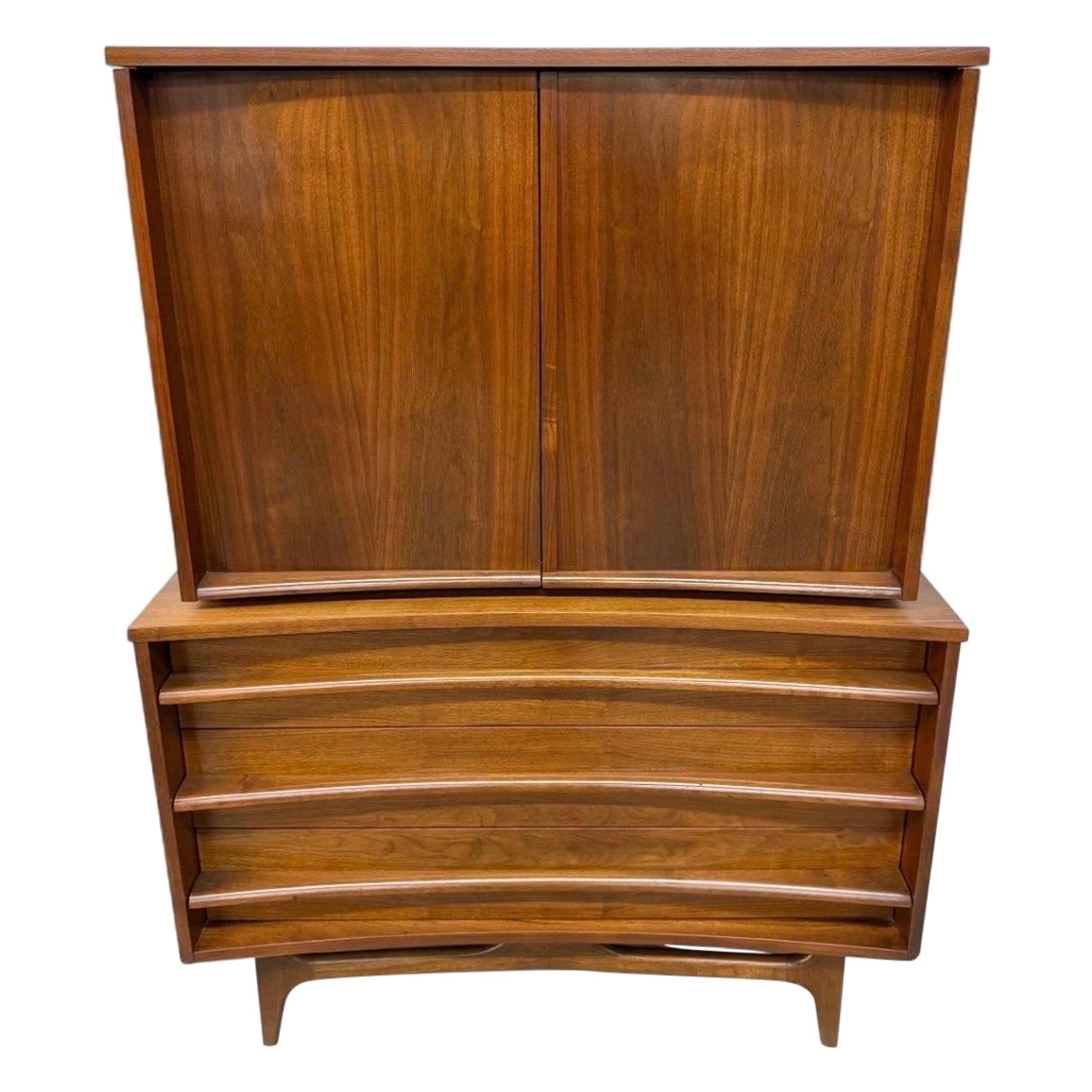 Mid-Century Modern Young Manufacturing Nussbaum hohe Truhe