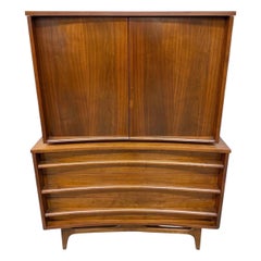 Mid-Century Modern Young Manufacturing Nussbaum hohe Truhe