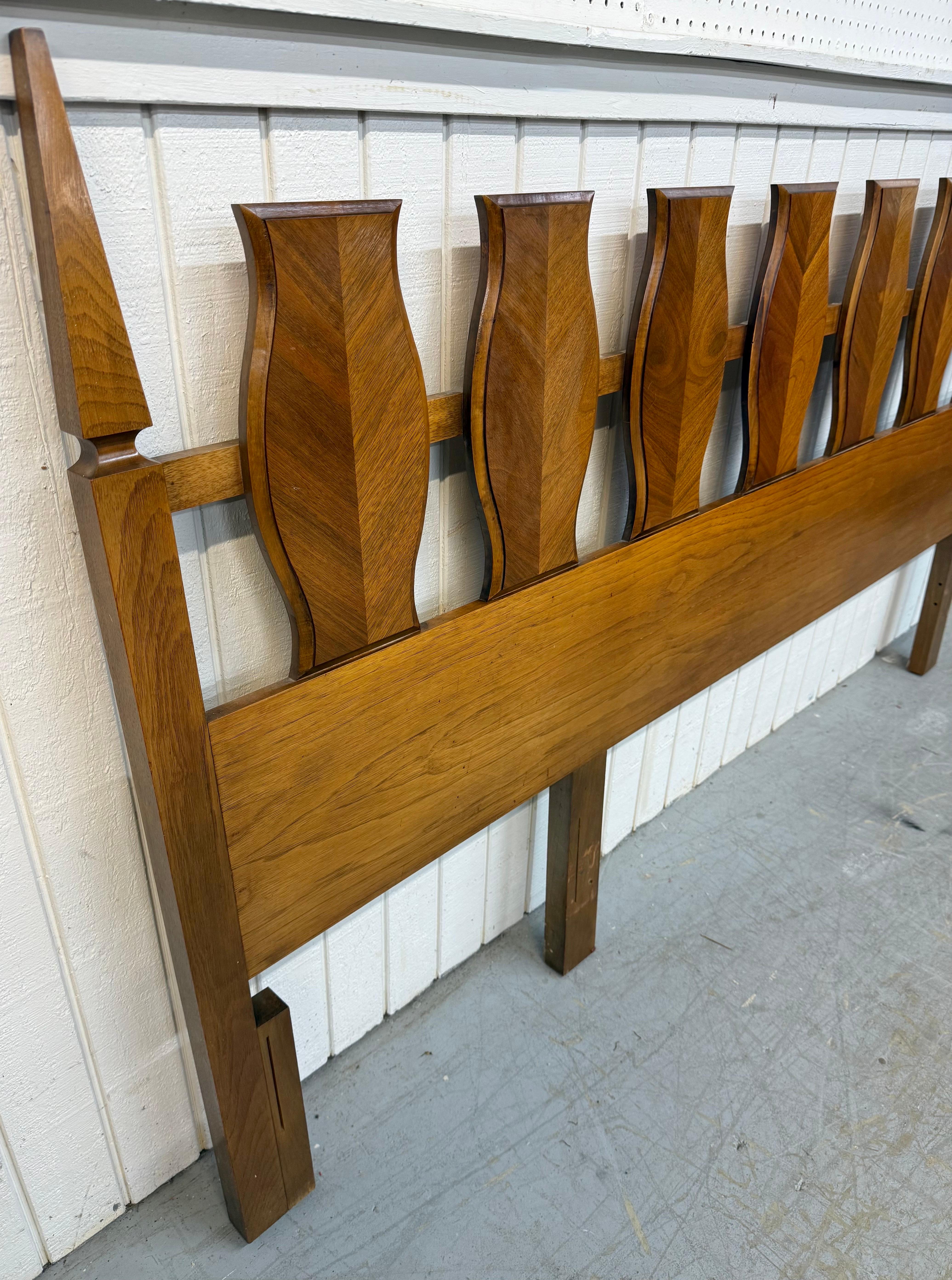 Cette annonce concerne une tête de lit en noyer de Young Manufacturing, de style moderne du milieu du siècle. Avec un design aux lignes droites, une tête de lit en bois sculpté, des poteaux en forme de flèche à chaque extrémité et une belle finition
