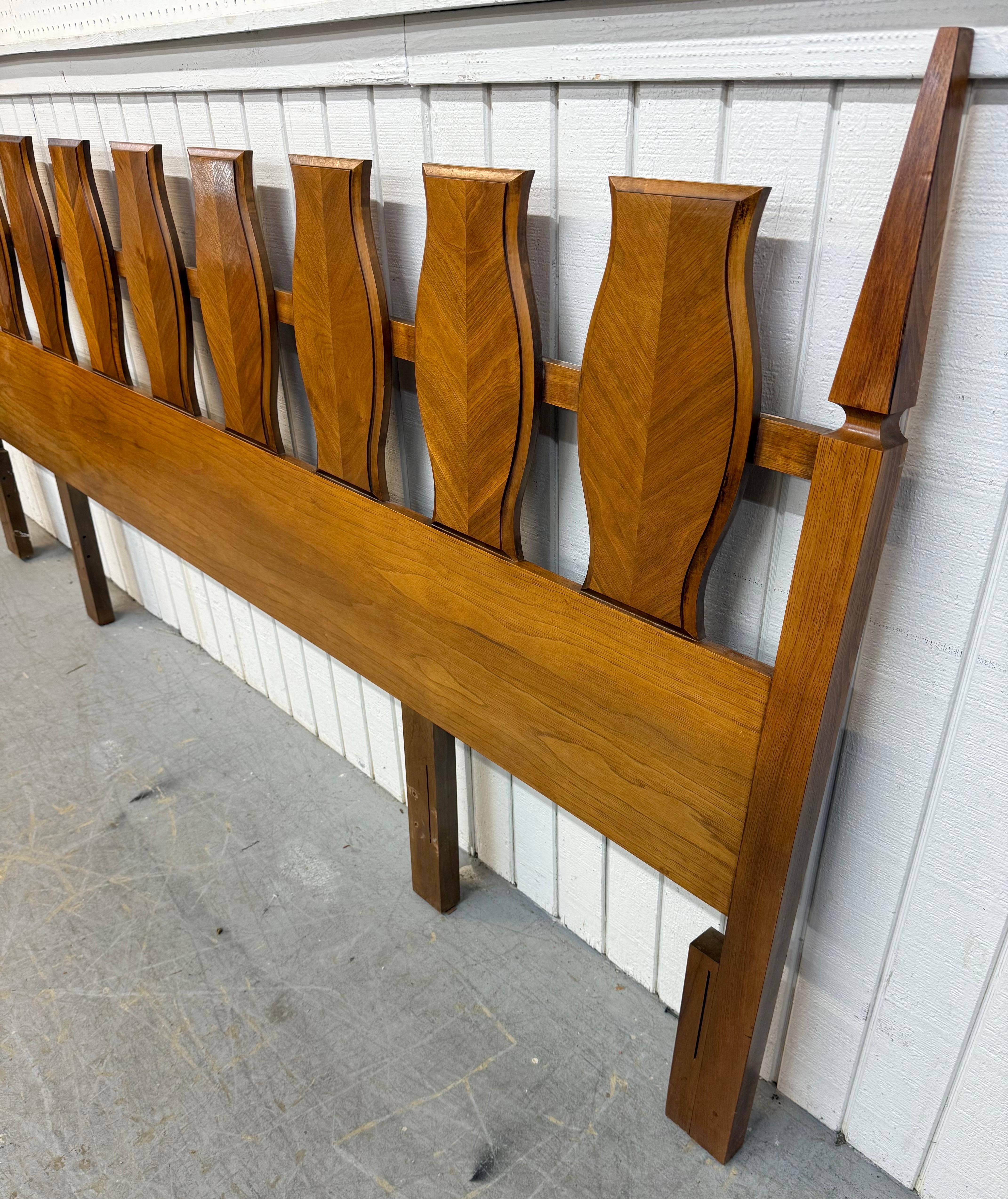 Américain Tête de lit King en noyer Young Manufacturing Mid-Century Modern en vente