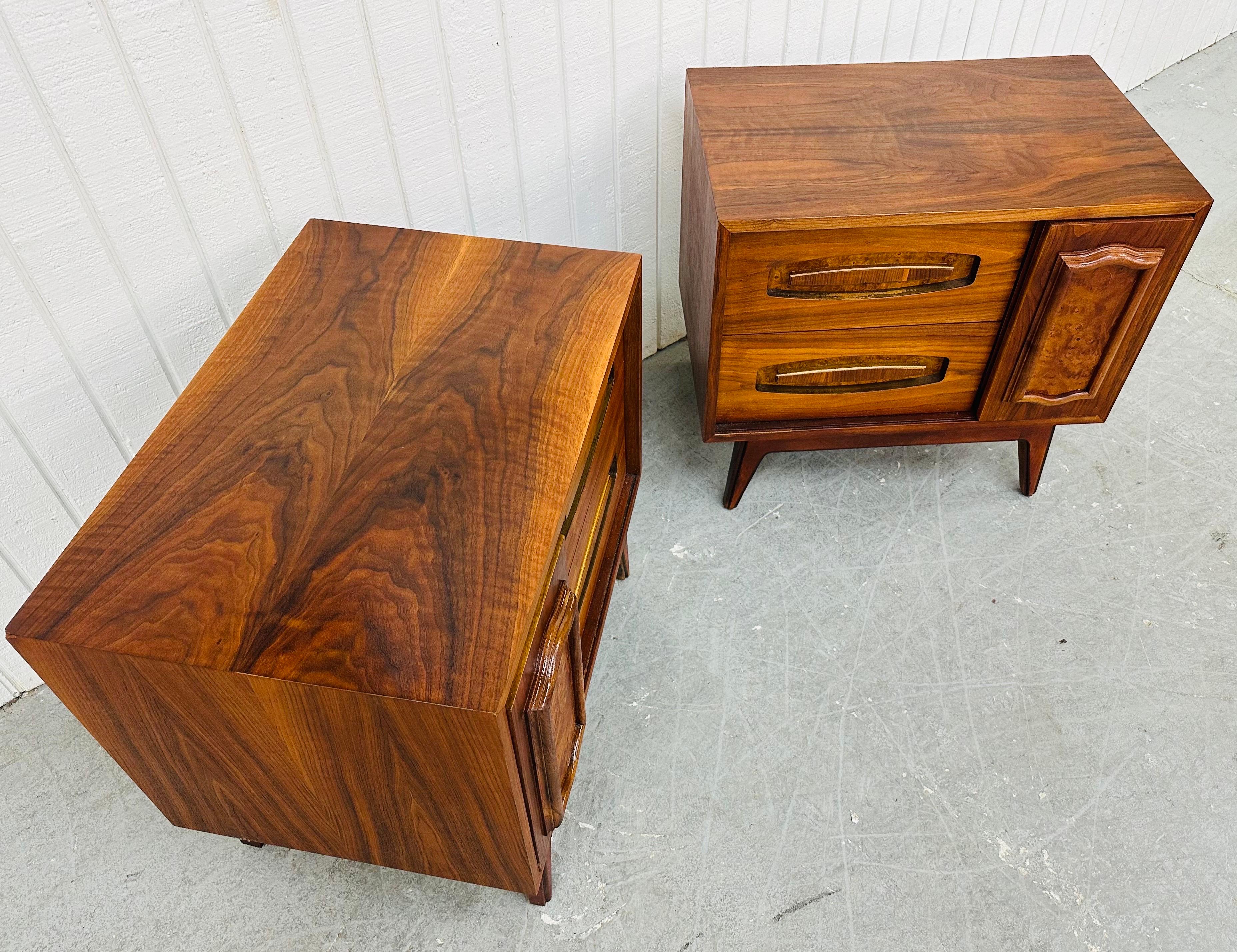 Mid-Century Modern Young Manufacturing Walnut Nightstands - Set of 2 In Good Condition In Clarksboro, NJ