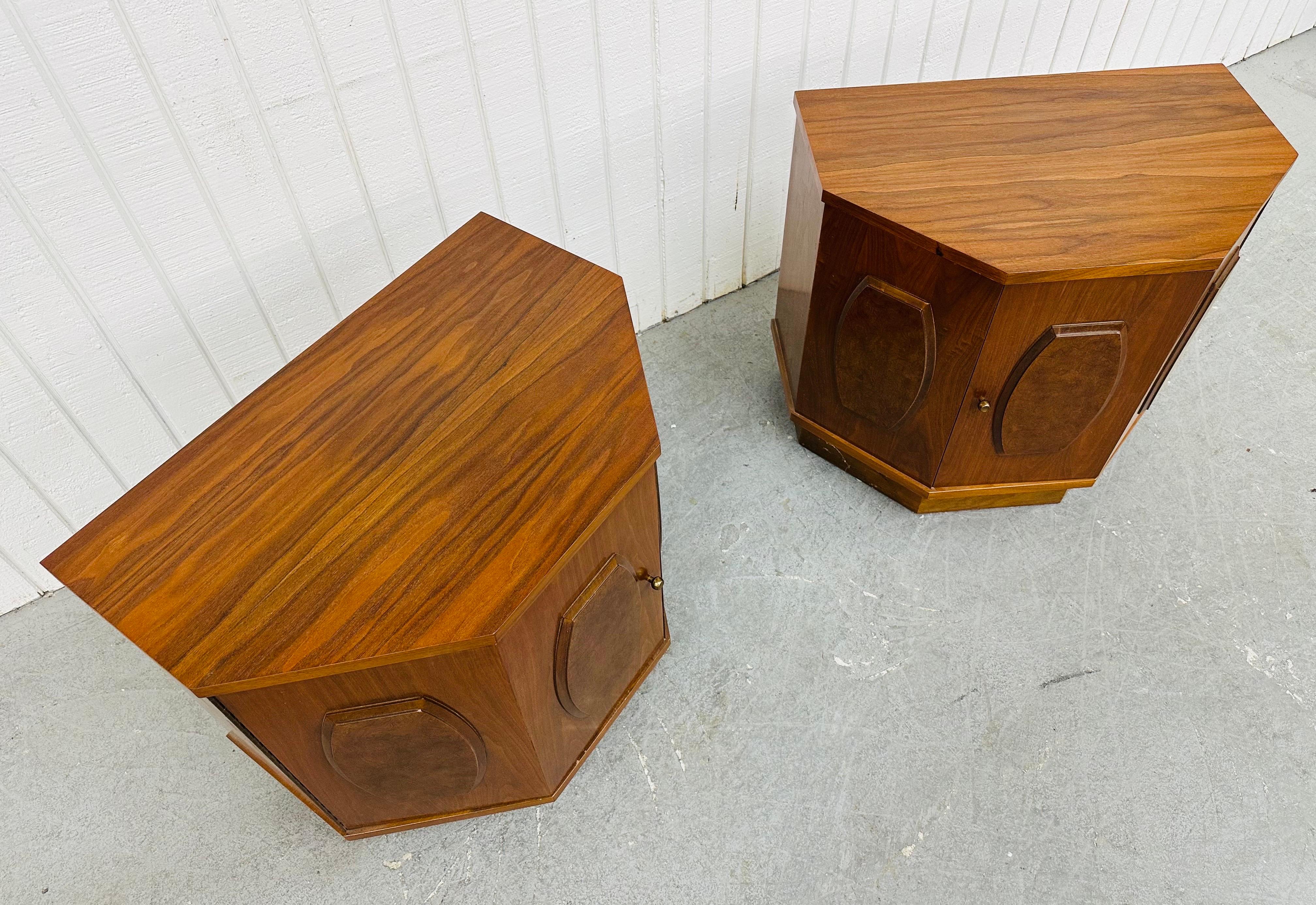 Mid-Century Modern Young Manufacturing Walnut Nightstands - Set of 2 In Good Condition For Sale In Clarksboro, NJ