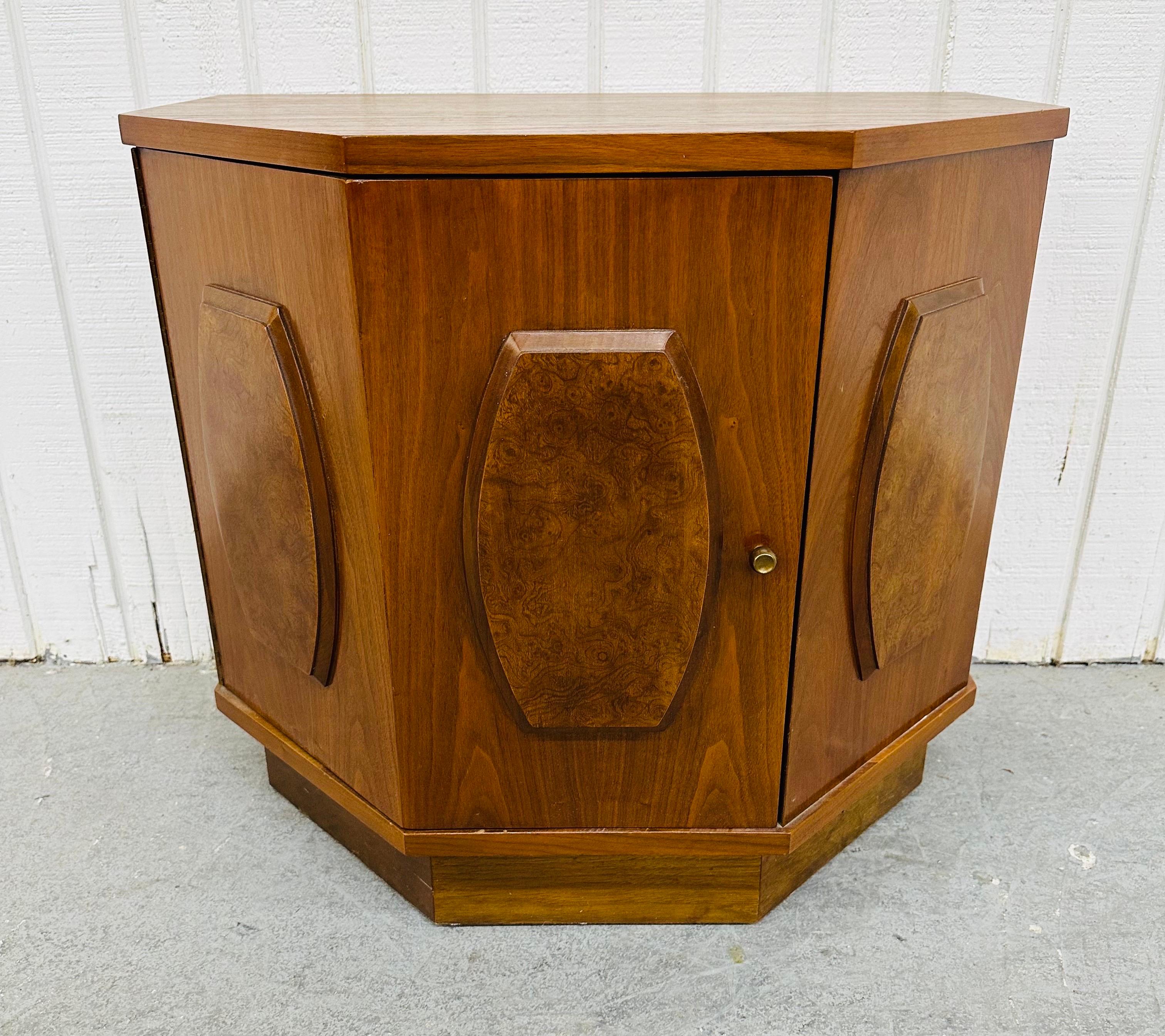 Mid-Century Modern Young Manufacturing Walnut Nightstands - Set of 2 For Sale 1