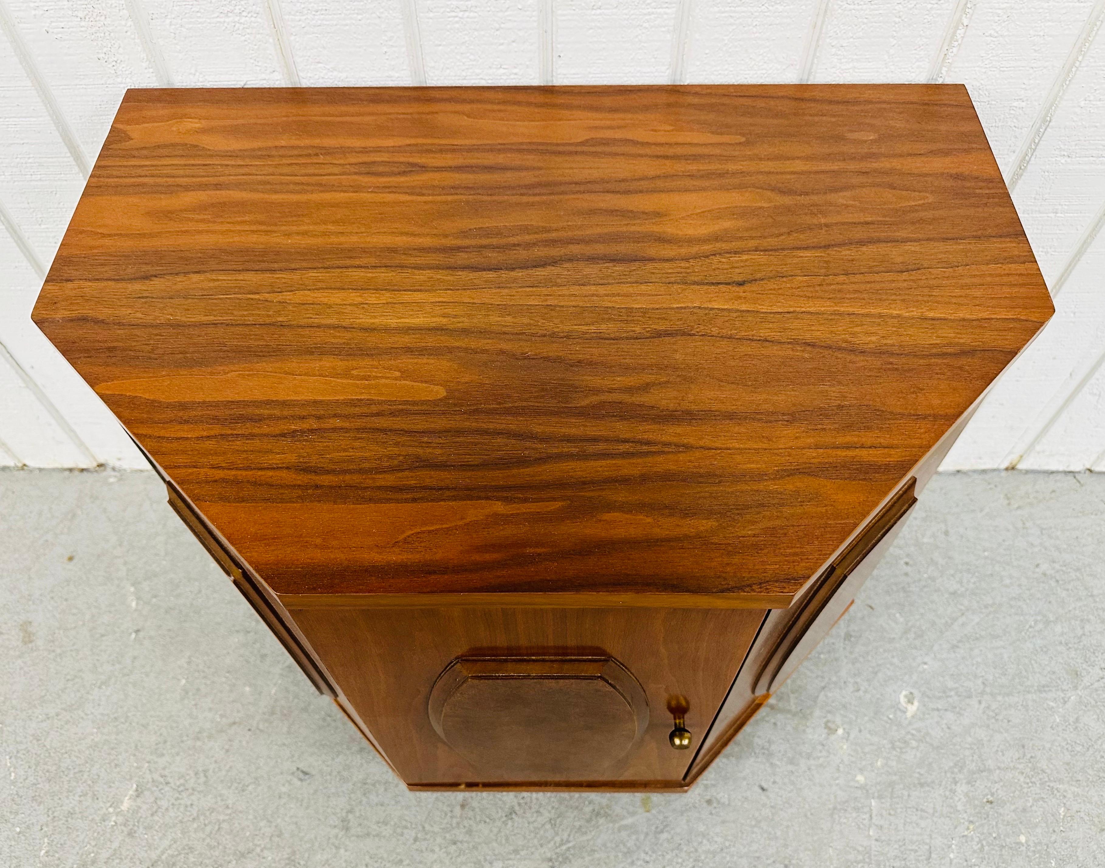 Mid-Century Modern Young Manufacturing Walnut Nightstands - Set of 2 For Sale 2