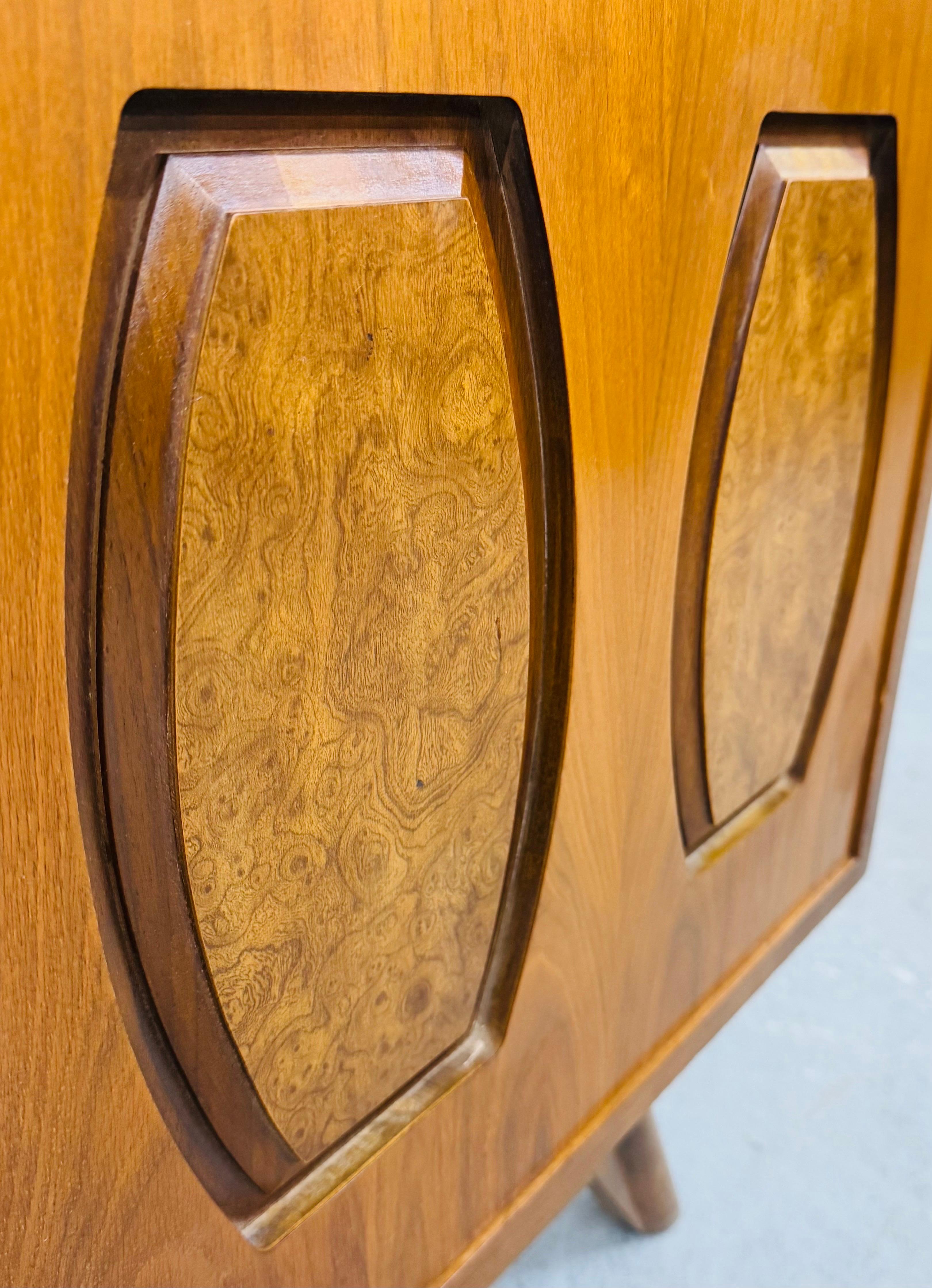 Credenza in legno di noce di Young Manufacturing, metà del secolo scorso in vendita 3