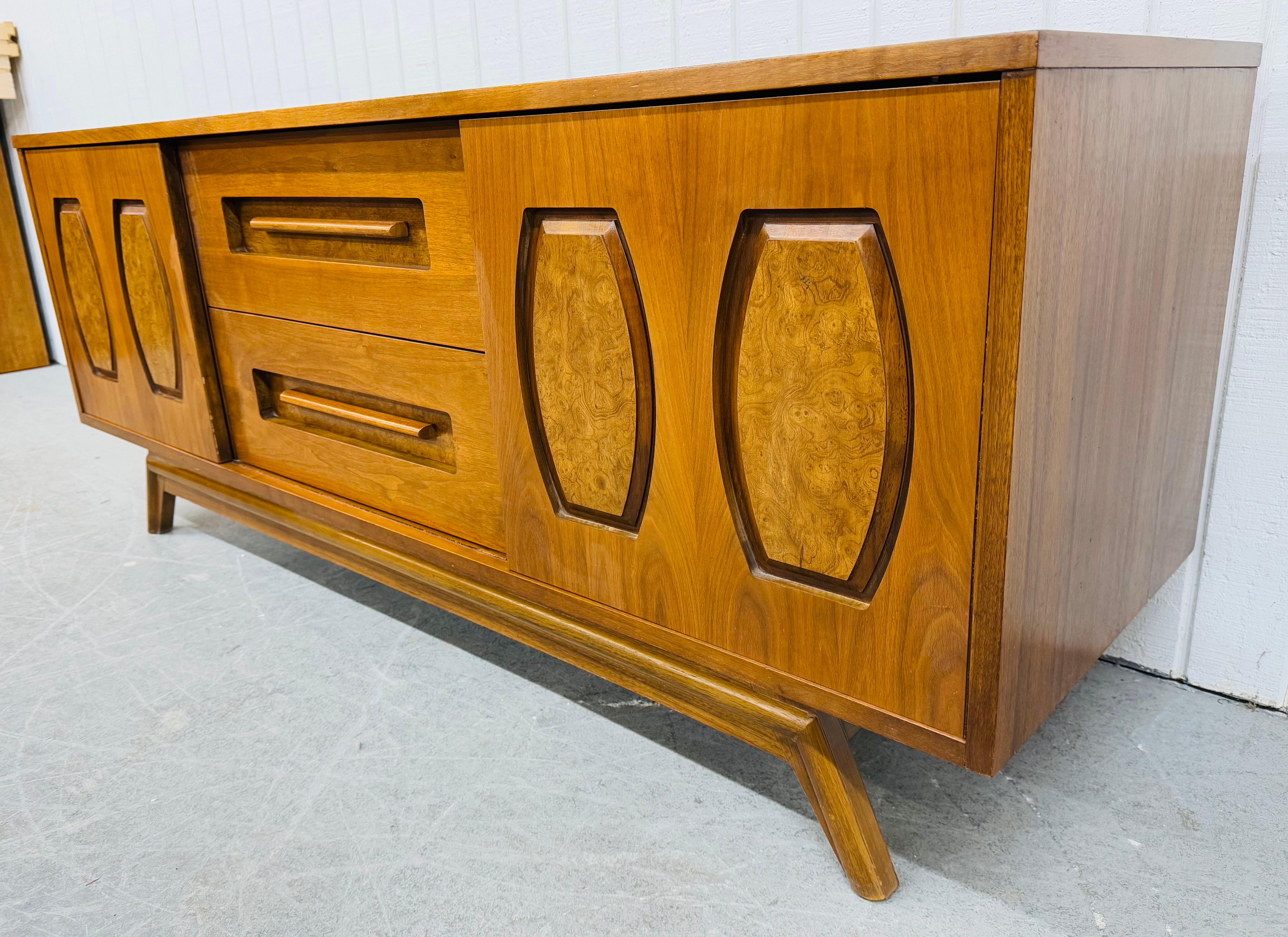 Mid-Century moderno Credenza in legno di noce di Young Manufacturing, metà del secolo scorso in vendita