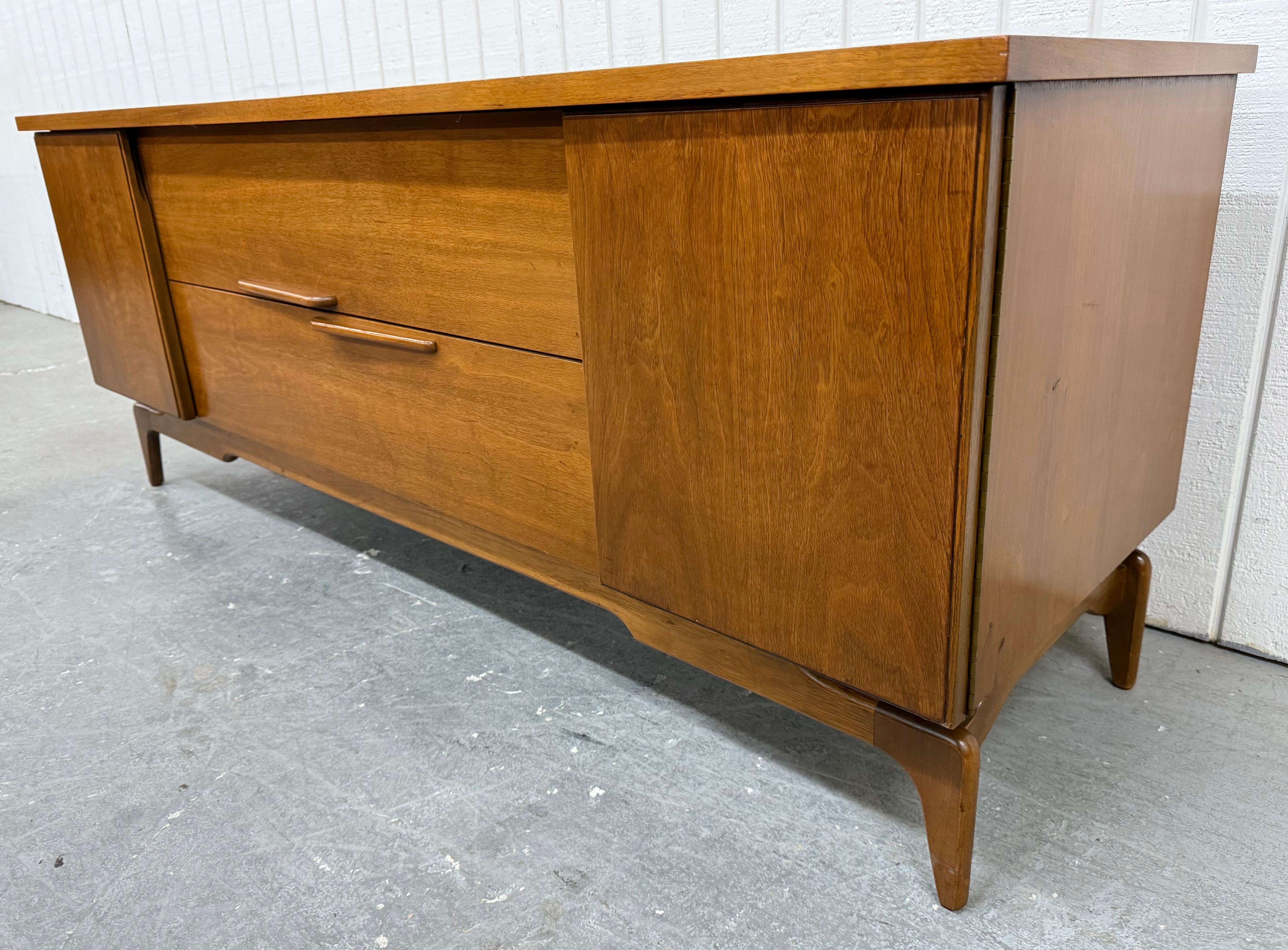 Credenza in legno di noce di Young Manufacturing, metà del secolo scorso In condizioni buone in vendita a Clarksboro, NJ