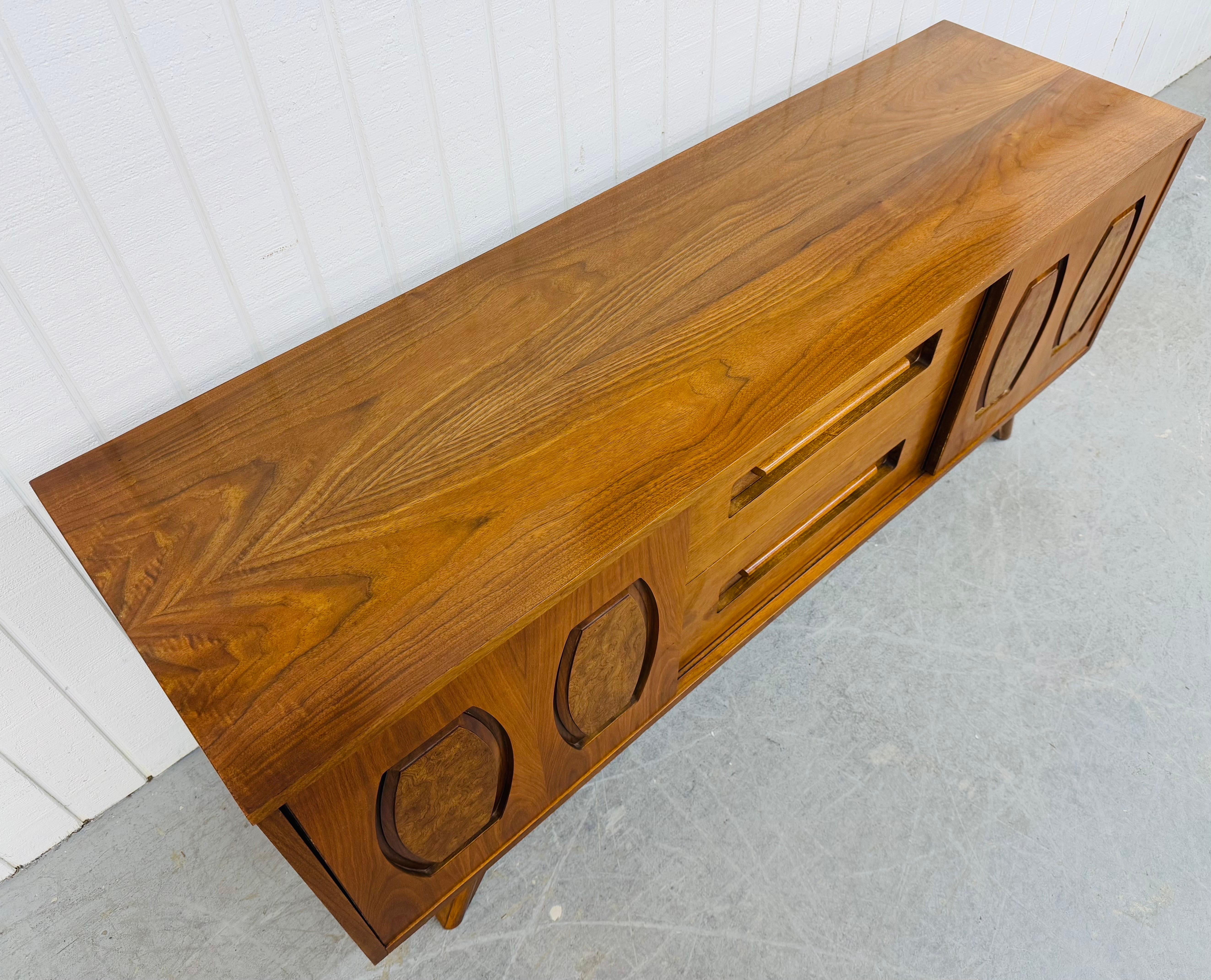 Americano Credenza in legno di noce di Young Manufacturing, metà del secolo scorso in vendita