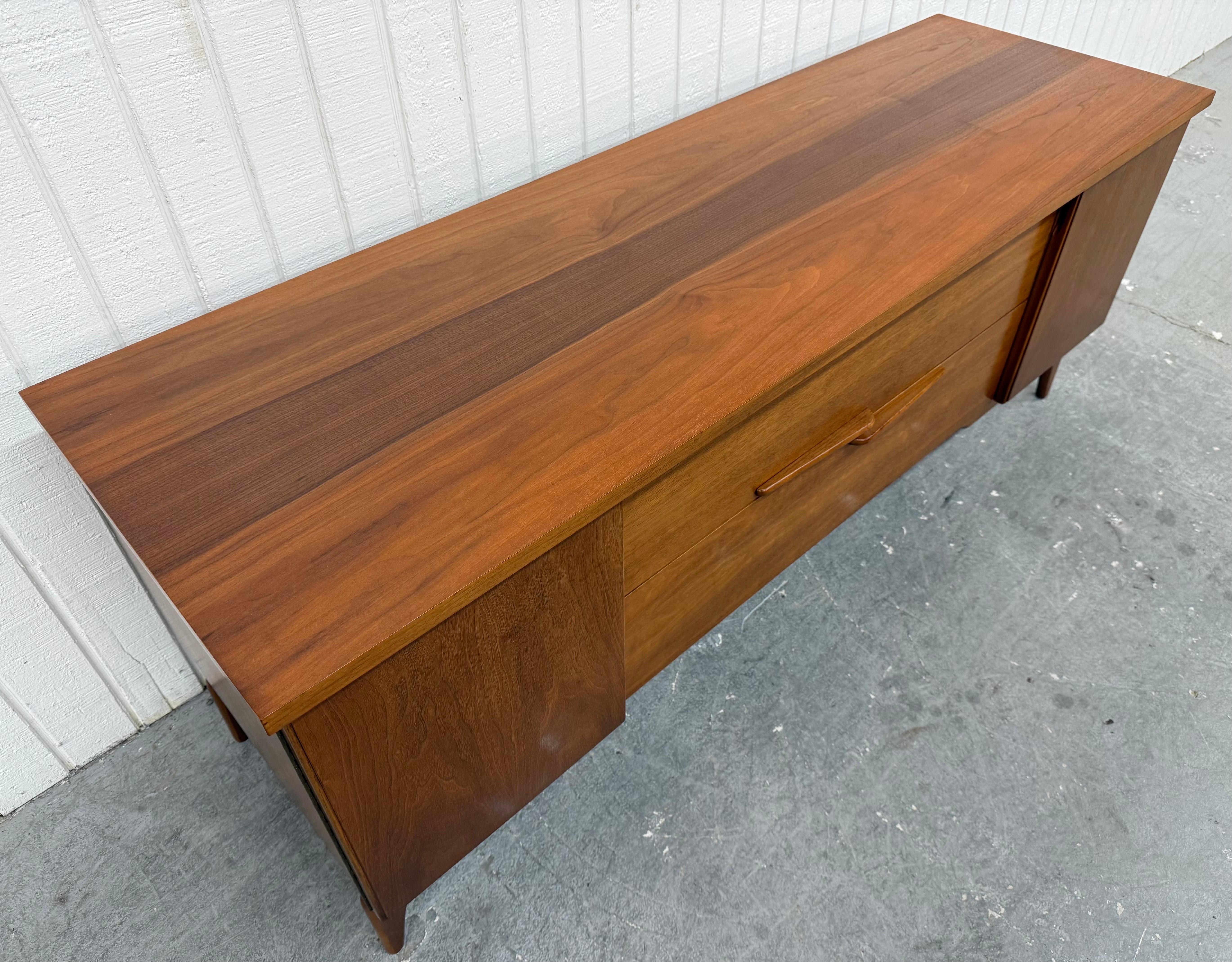 XX secolo Credenza in legno di noce di Young Manufacturing, metà del secolo scorso in vendita