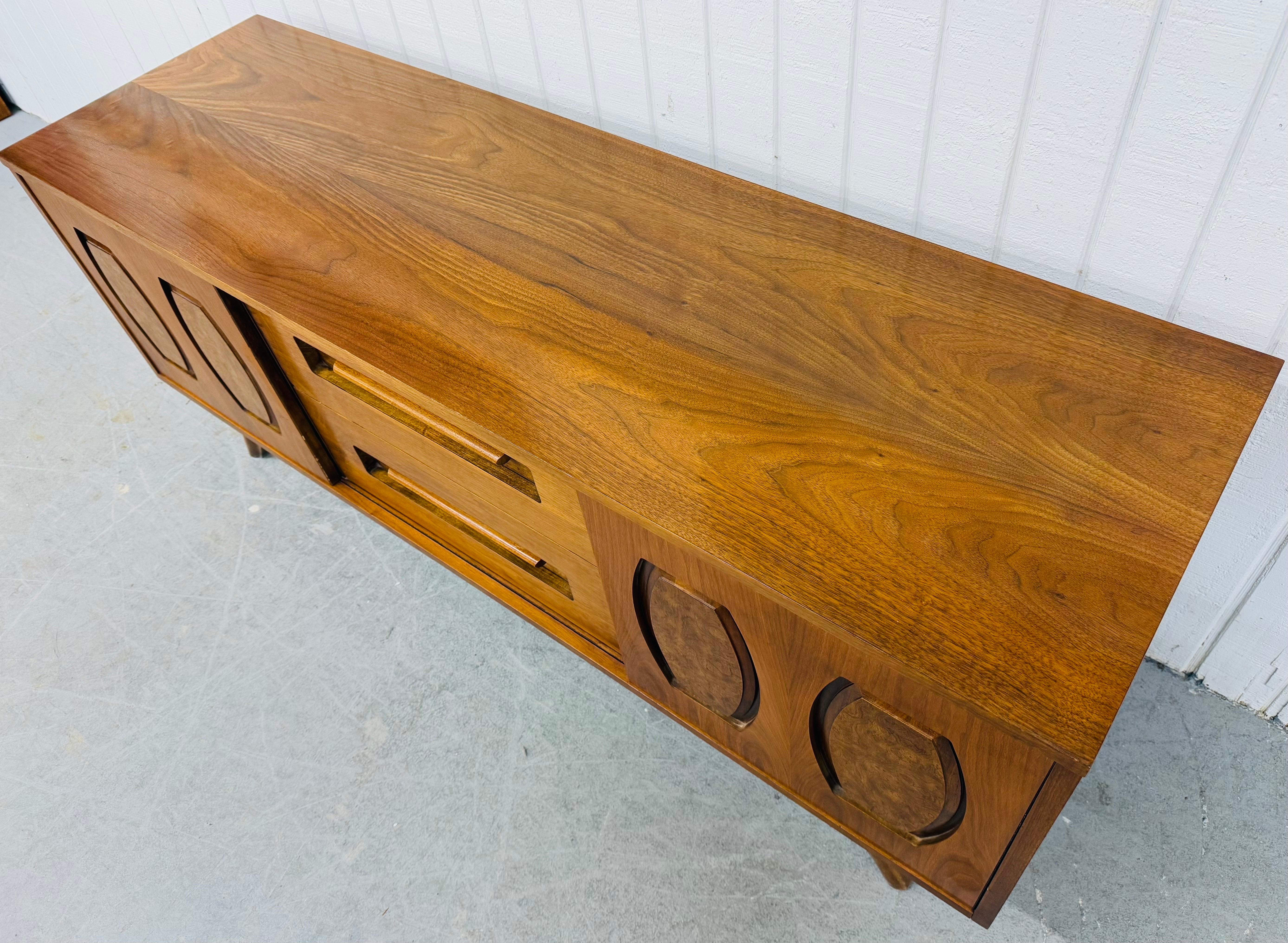 Credenza in legno di noce di Young Manufacturing, metà del secolo scorso In condizioni buone in vendita a Clarksboro, NJ
