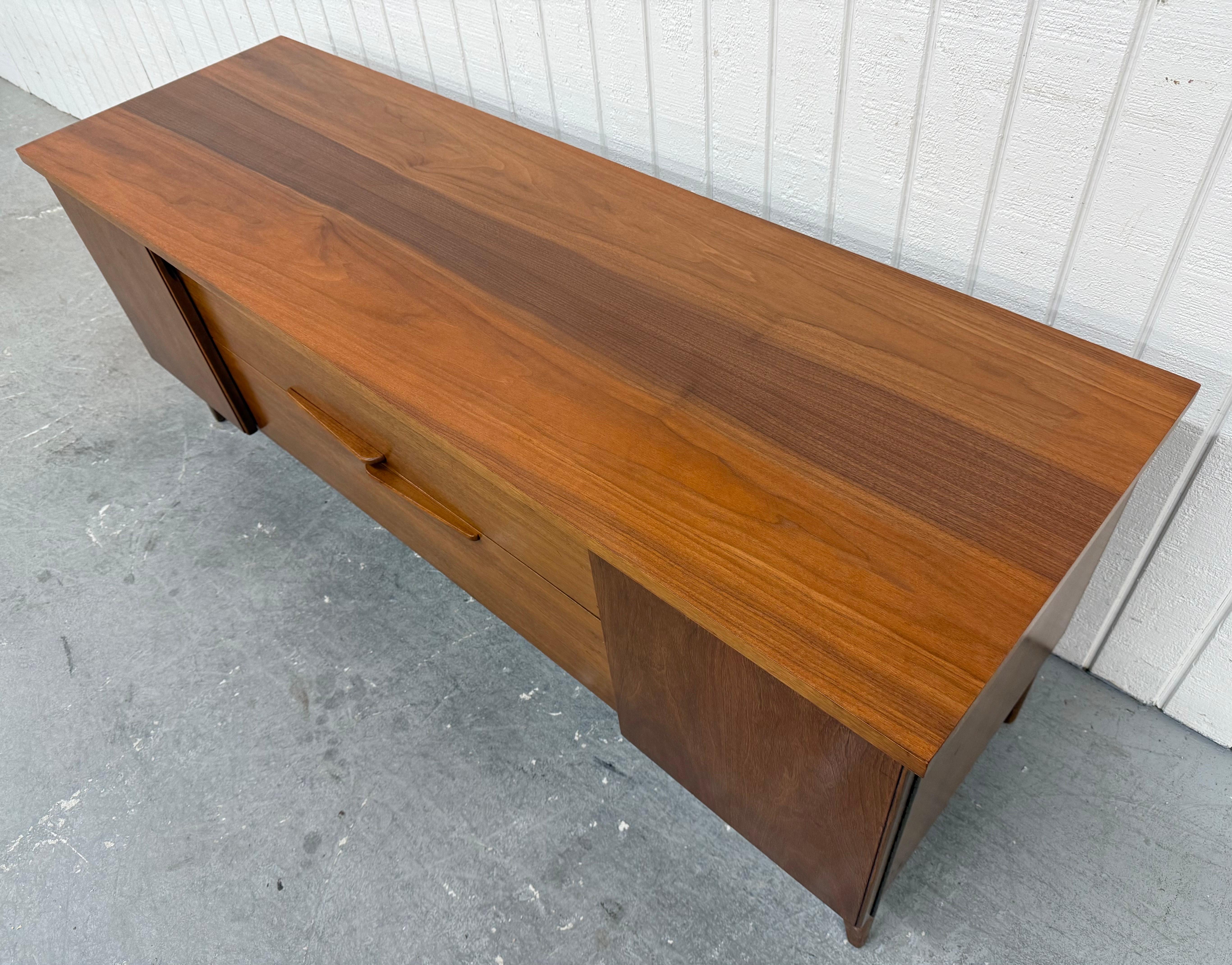 Legno Credenza in legno di noce di Young Manufacturing, metà del secolo scorso in vendita