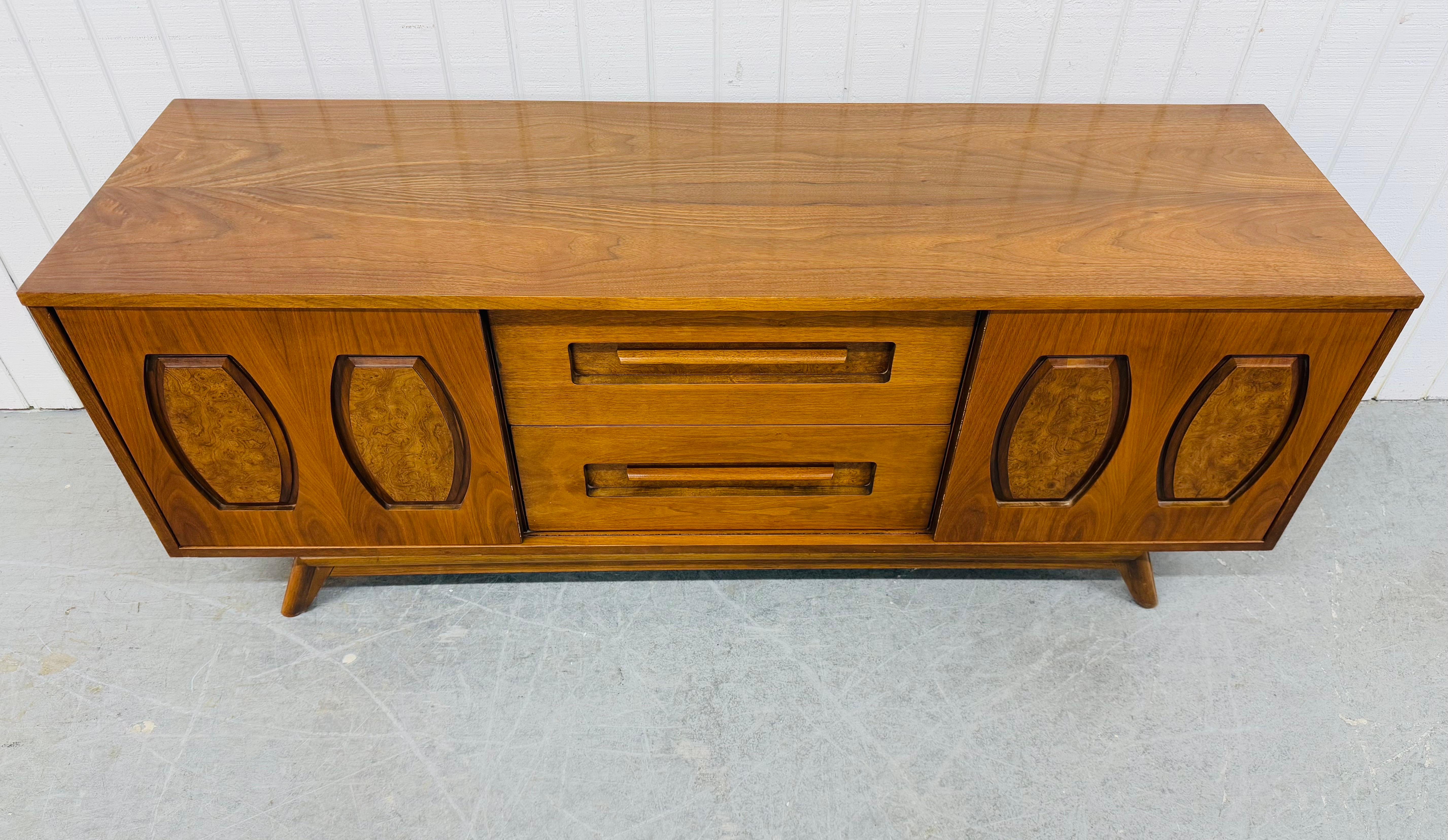 XX secolo Credenza in legno di noce di Young Manufacturing, metà del secolo scorso in vendita
