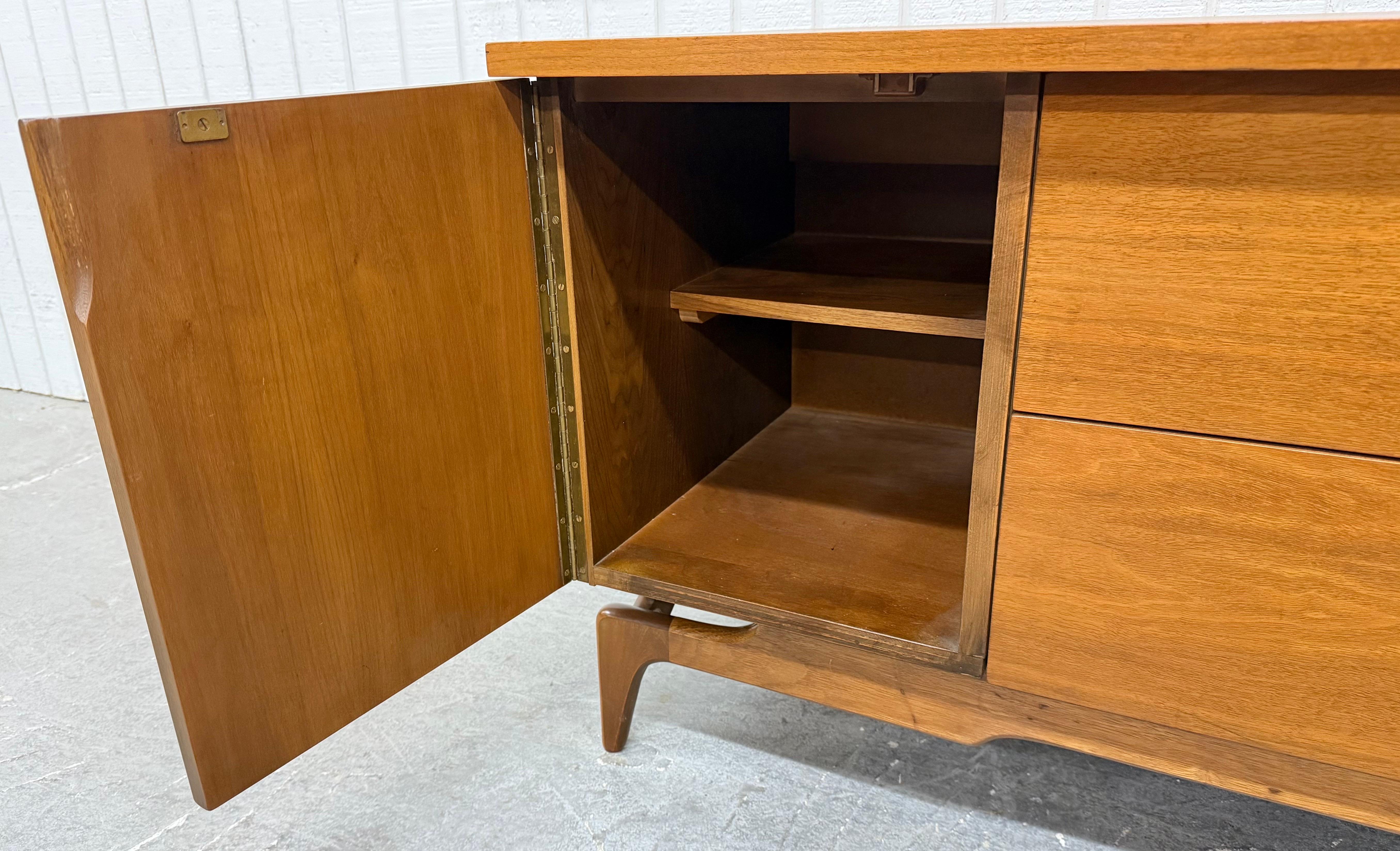 Credenza in legno di noce di Young Manufacturing, metà del secolo scorso in vendita 1