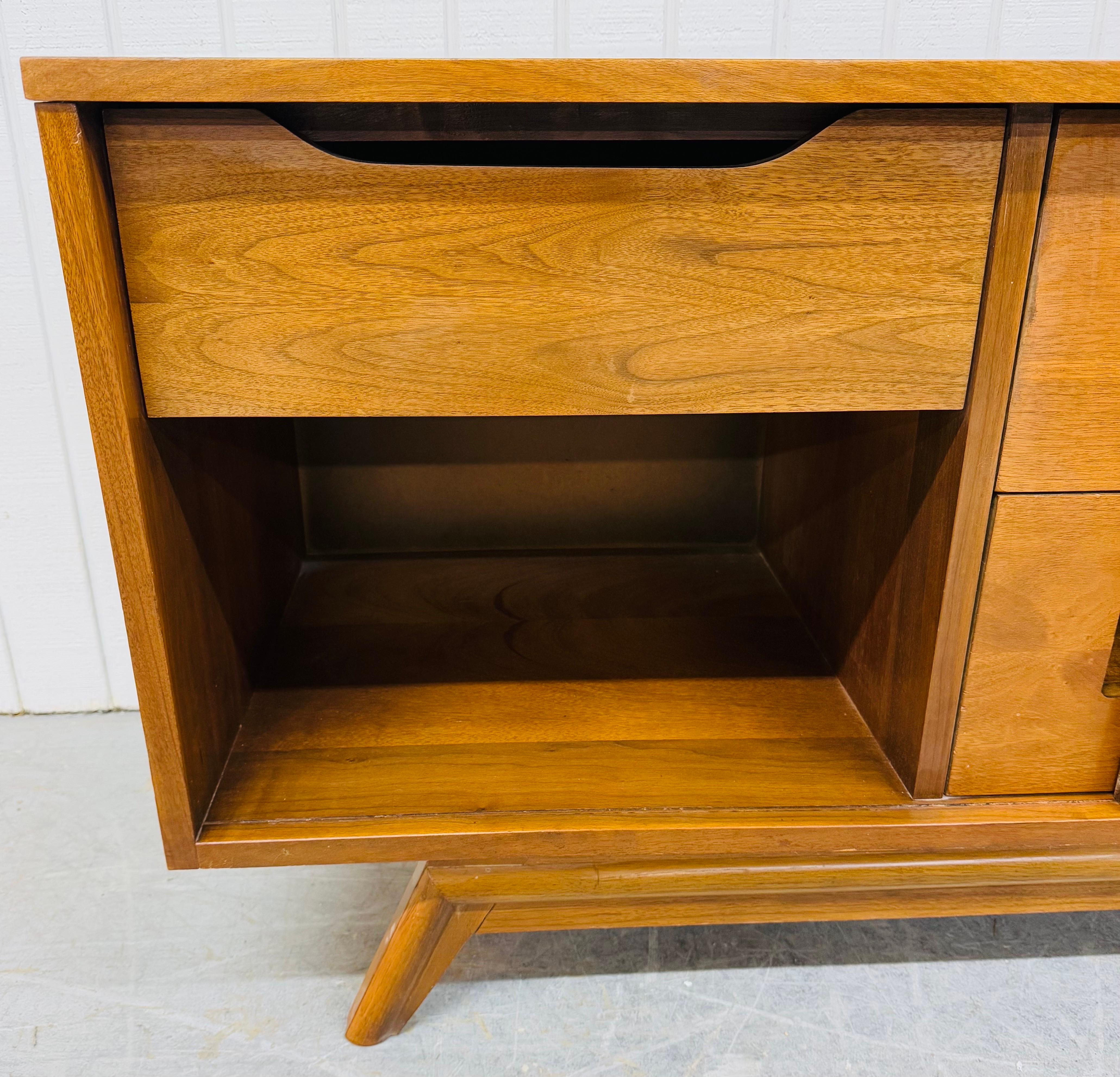 Legno Credenza in legno di noce di Young Manufacturing, metà del secolo scorso in vendita