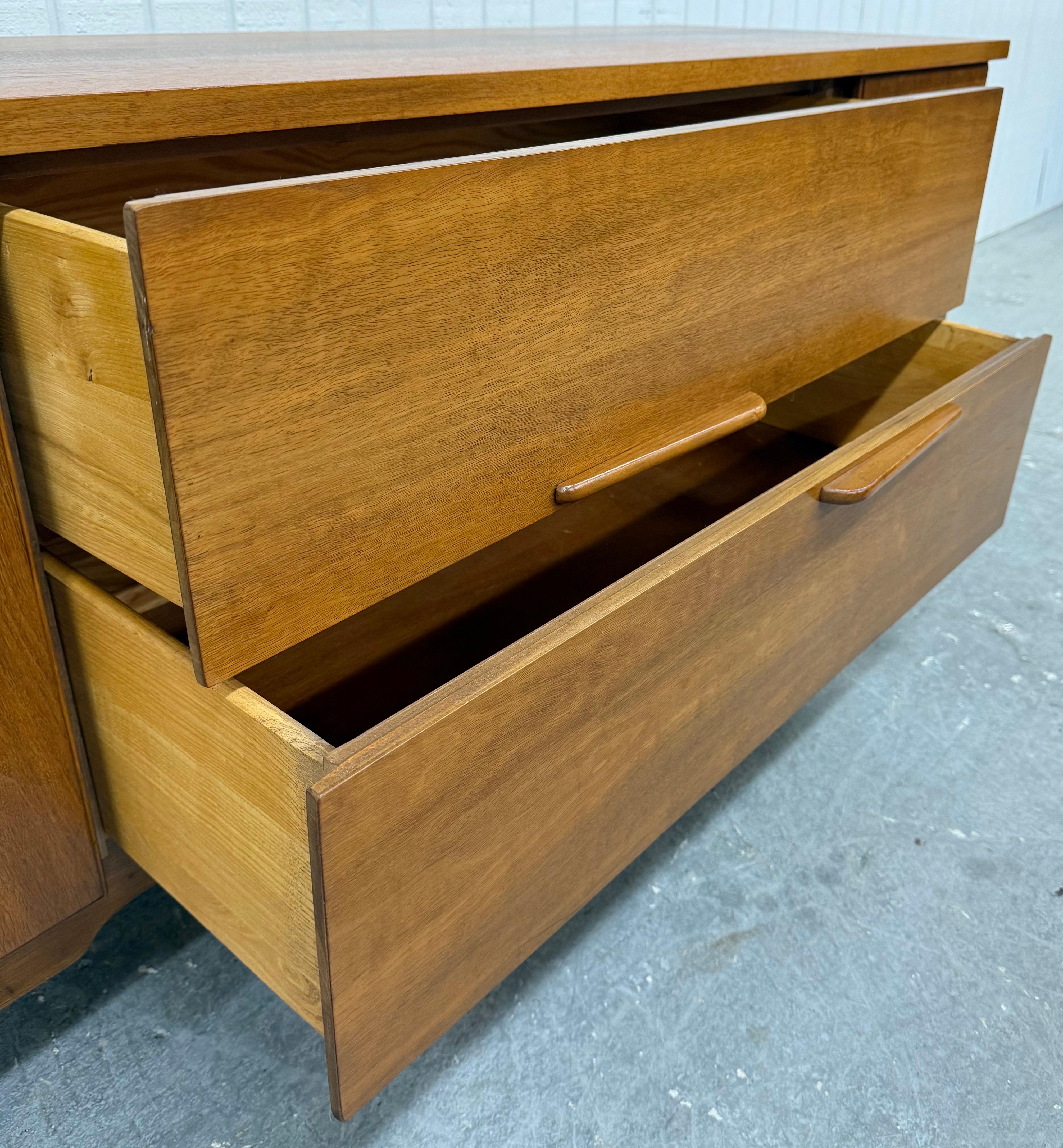 Credenza in legno di noce di Young Manufacturing, metà del secolo scorso in vendita 2