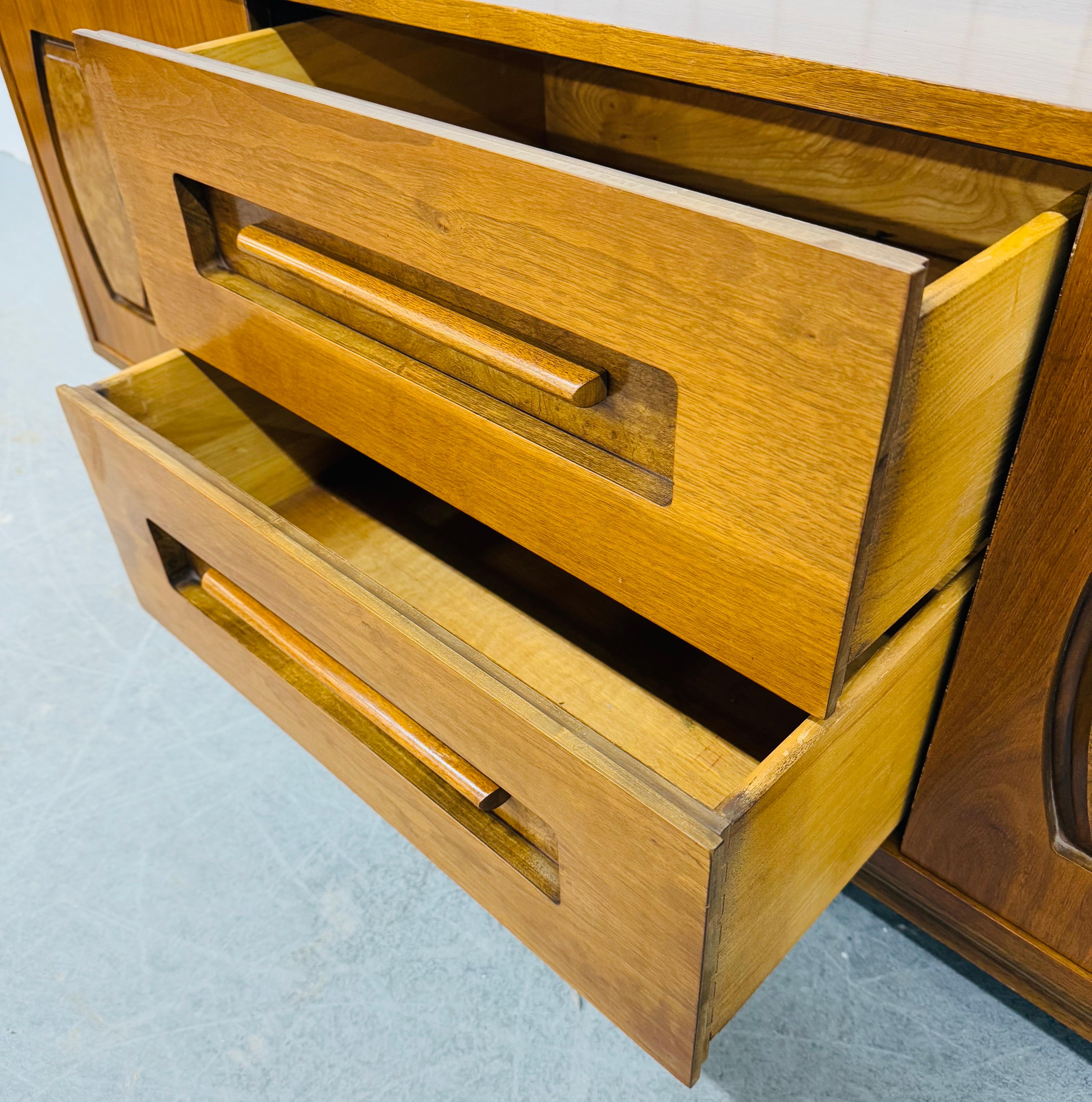 Credenza in legno di noce di Young Manufacturing, metà del secolo scorso in vendita 1
