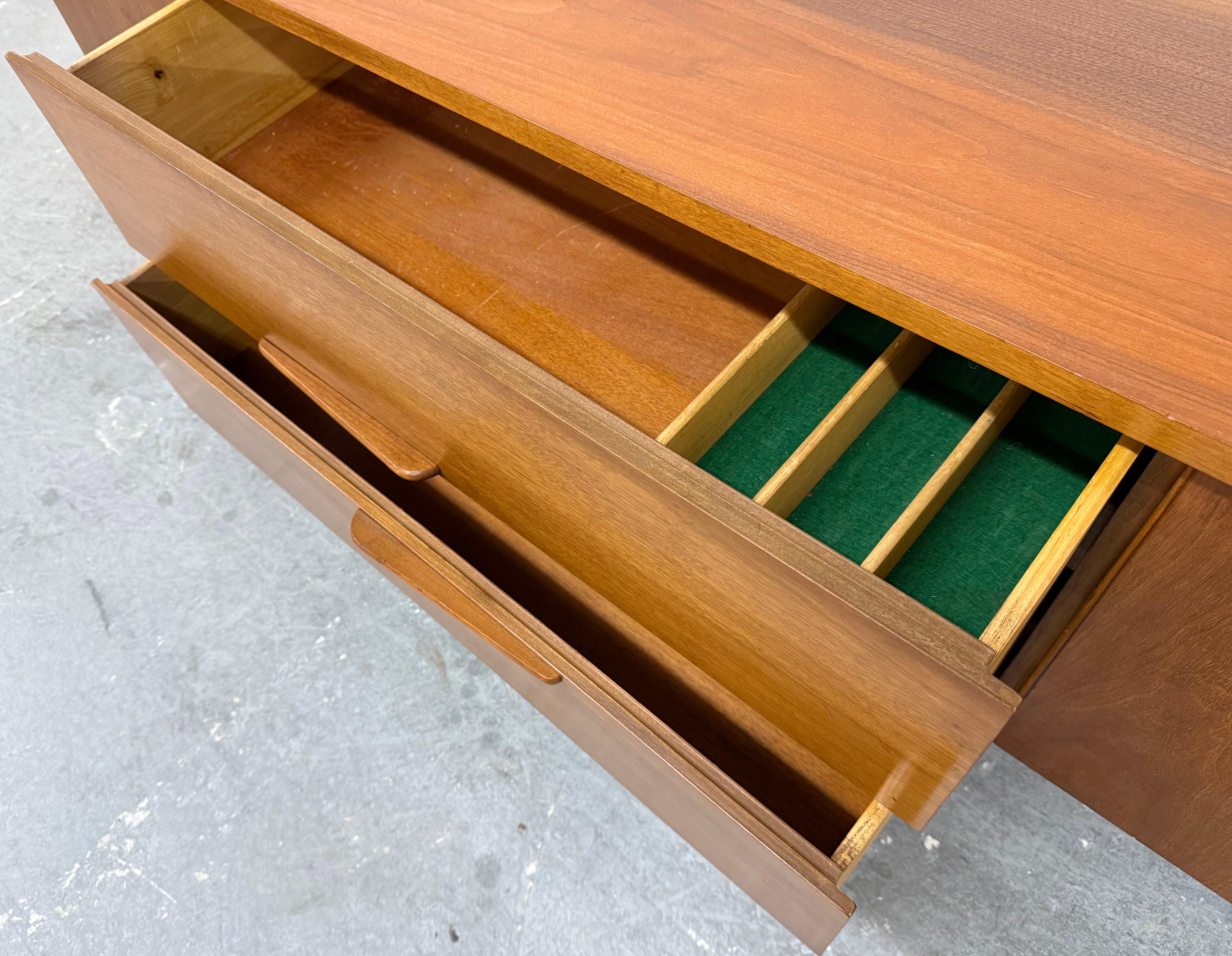 Credenza in legno di noce di Young Manufacturing, metà del secolo scorso in vendita 3