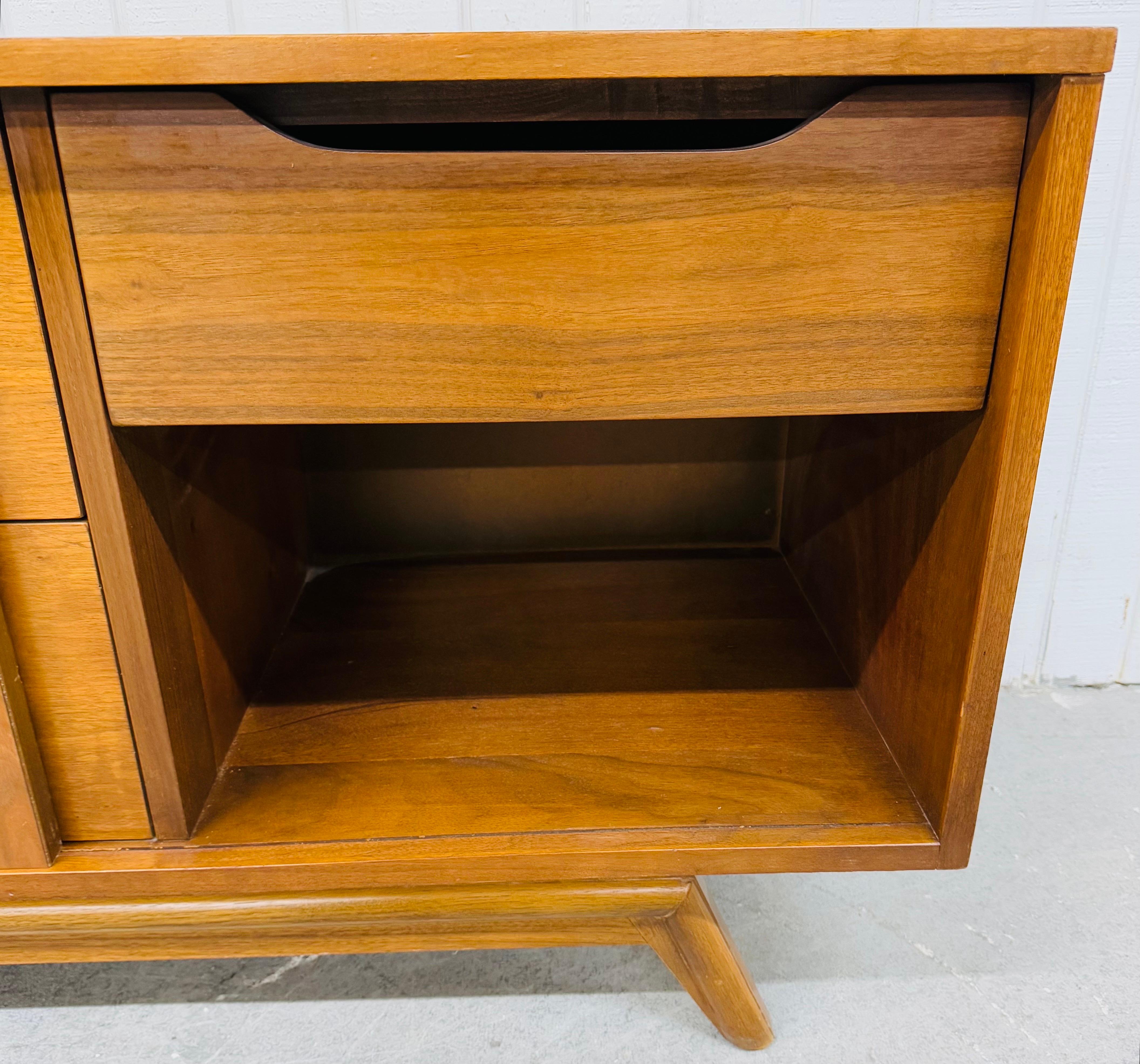 Credenza in legno di noce di Young Manufacturing, metà del secolo scorso in vendita 2
