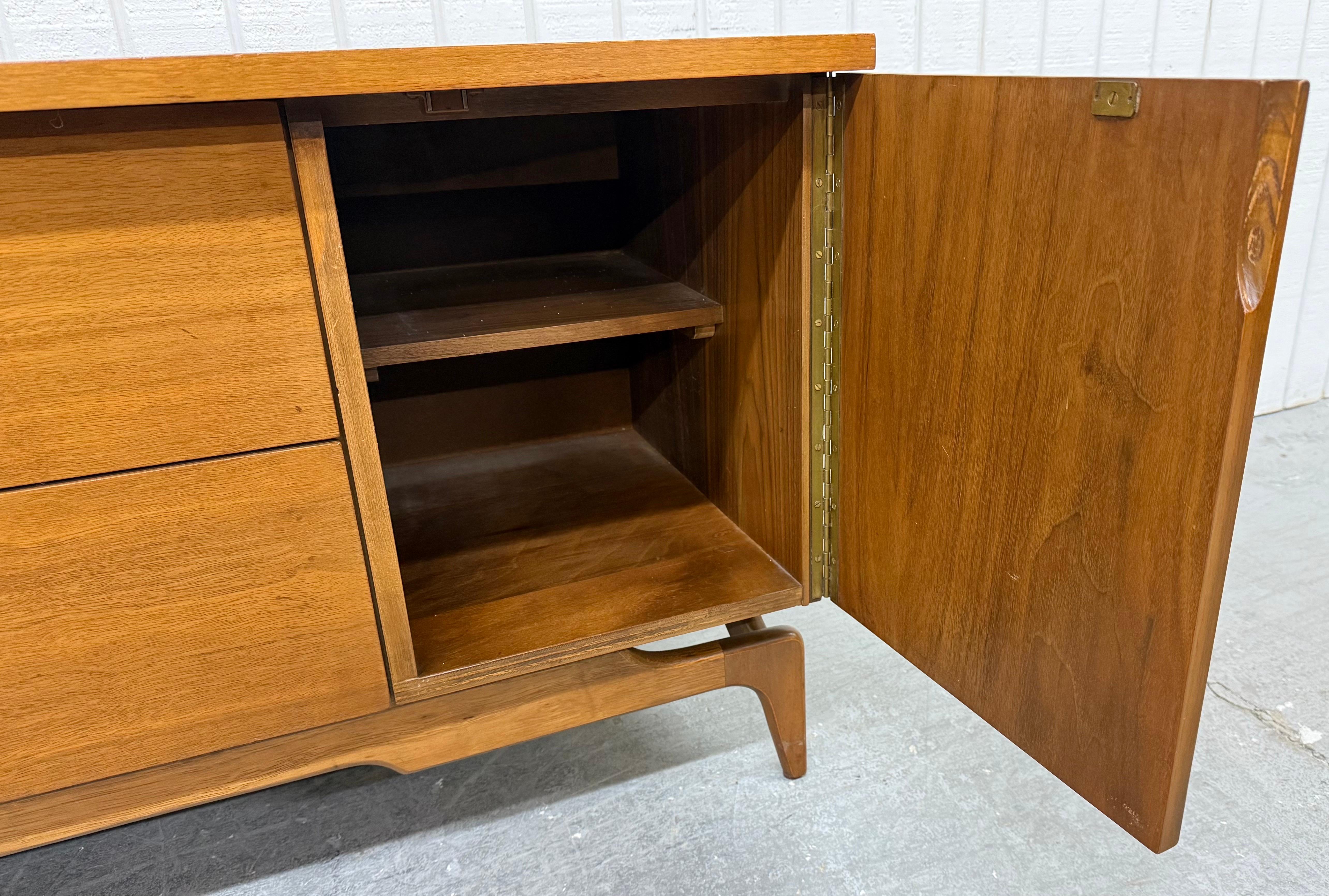 Credenza in legno di noce di Young Manufacturing, metà del secolo scorso in vendita 4