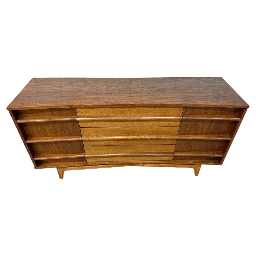 Credenza in legno di noce di Young Manufacturing, metà del secolo scorso