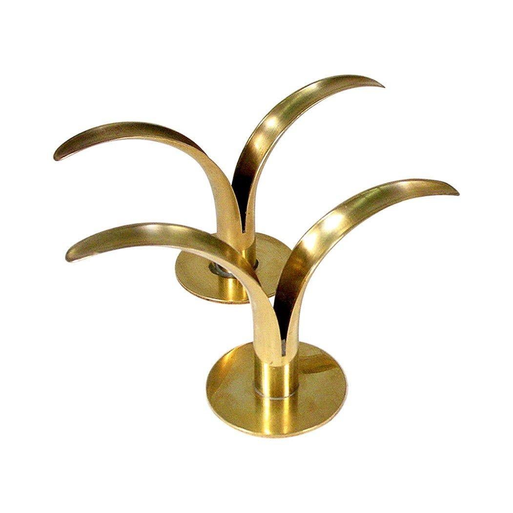 Este conjunto de candelabros clásicos de latón de la modernidad de mediados de siglo fue diseñado por Ivar Alenius Bjork y fabricado por Ystad Metal en Suecia durante la década de 1950.

Ambos candelabros llevan la marca del fabricante de la